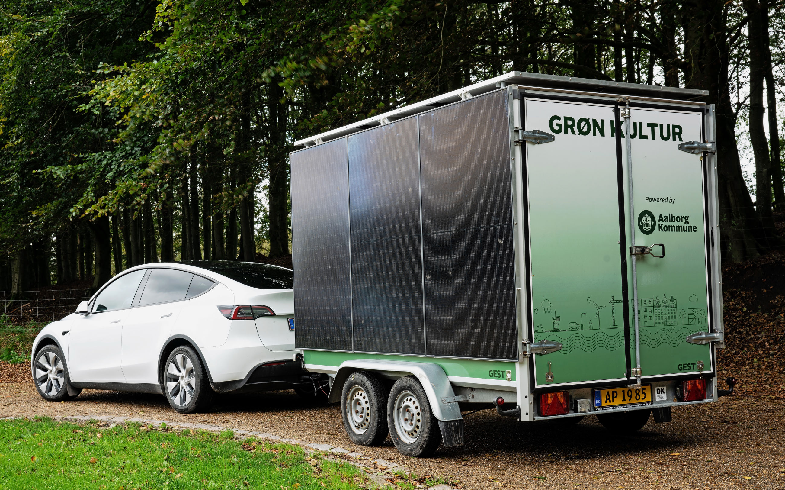 Grøn trailer med solpaneler til udendørs koncerter