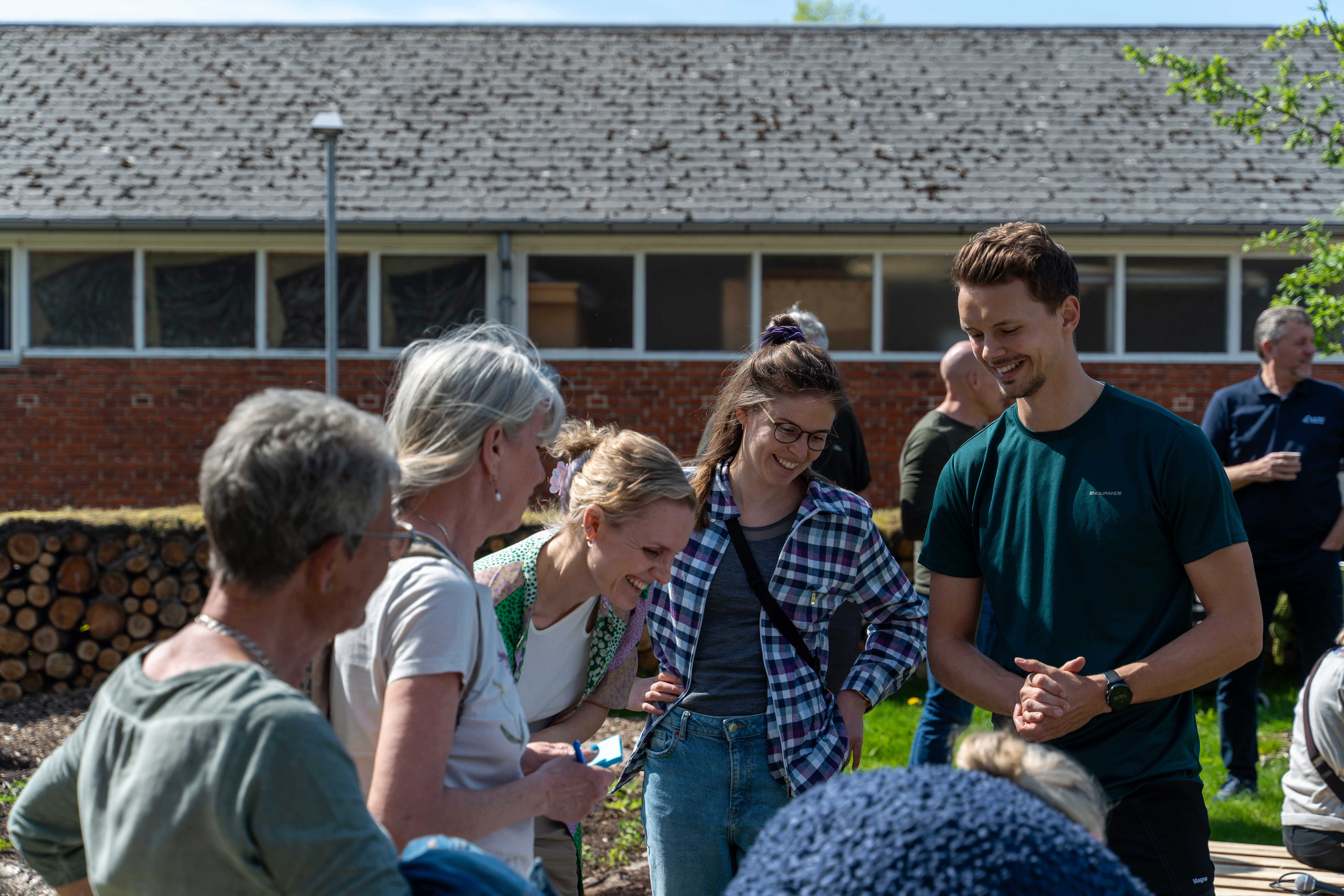 Smilende mennesker i snak
