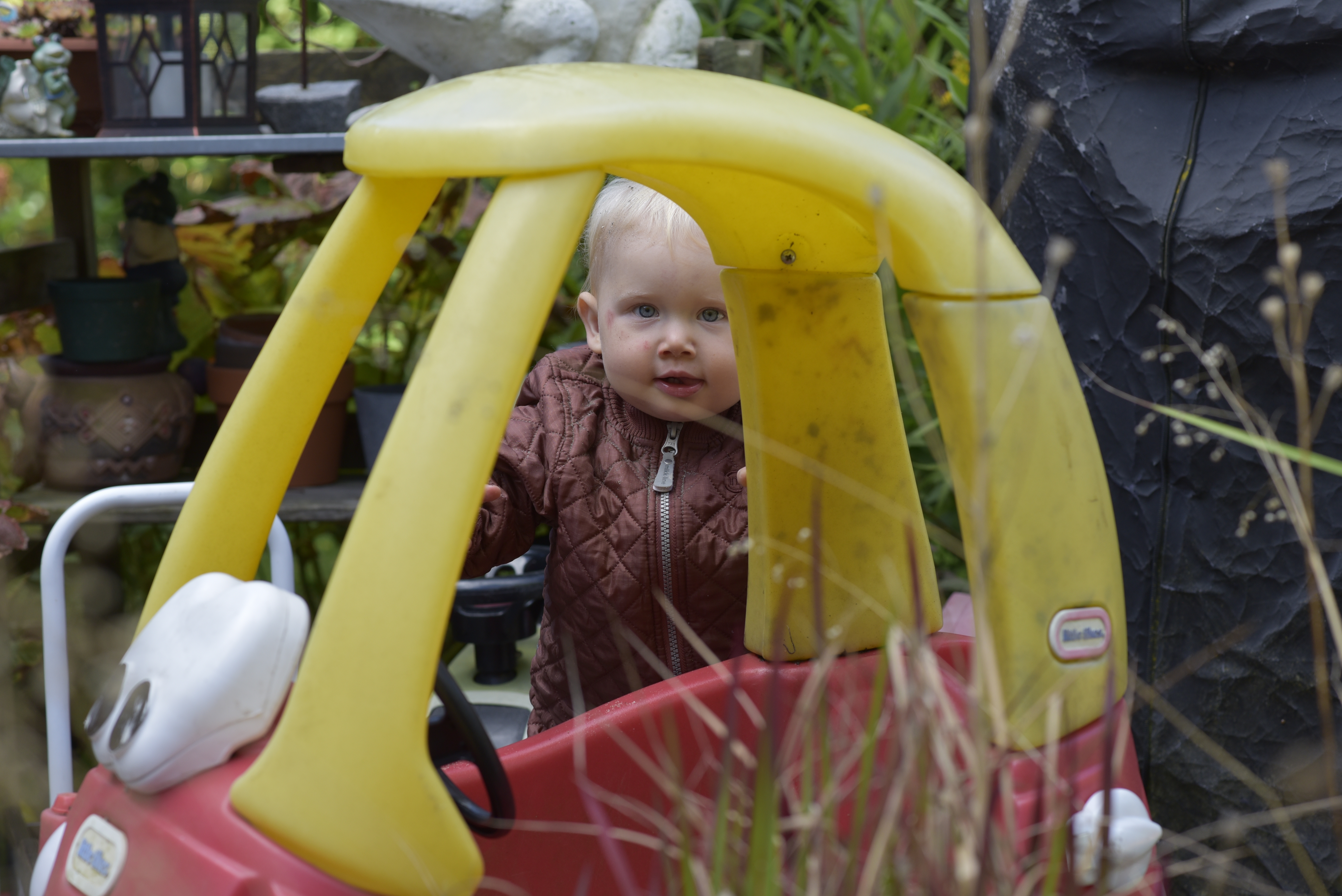 Barn der leger udenfor