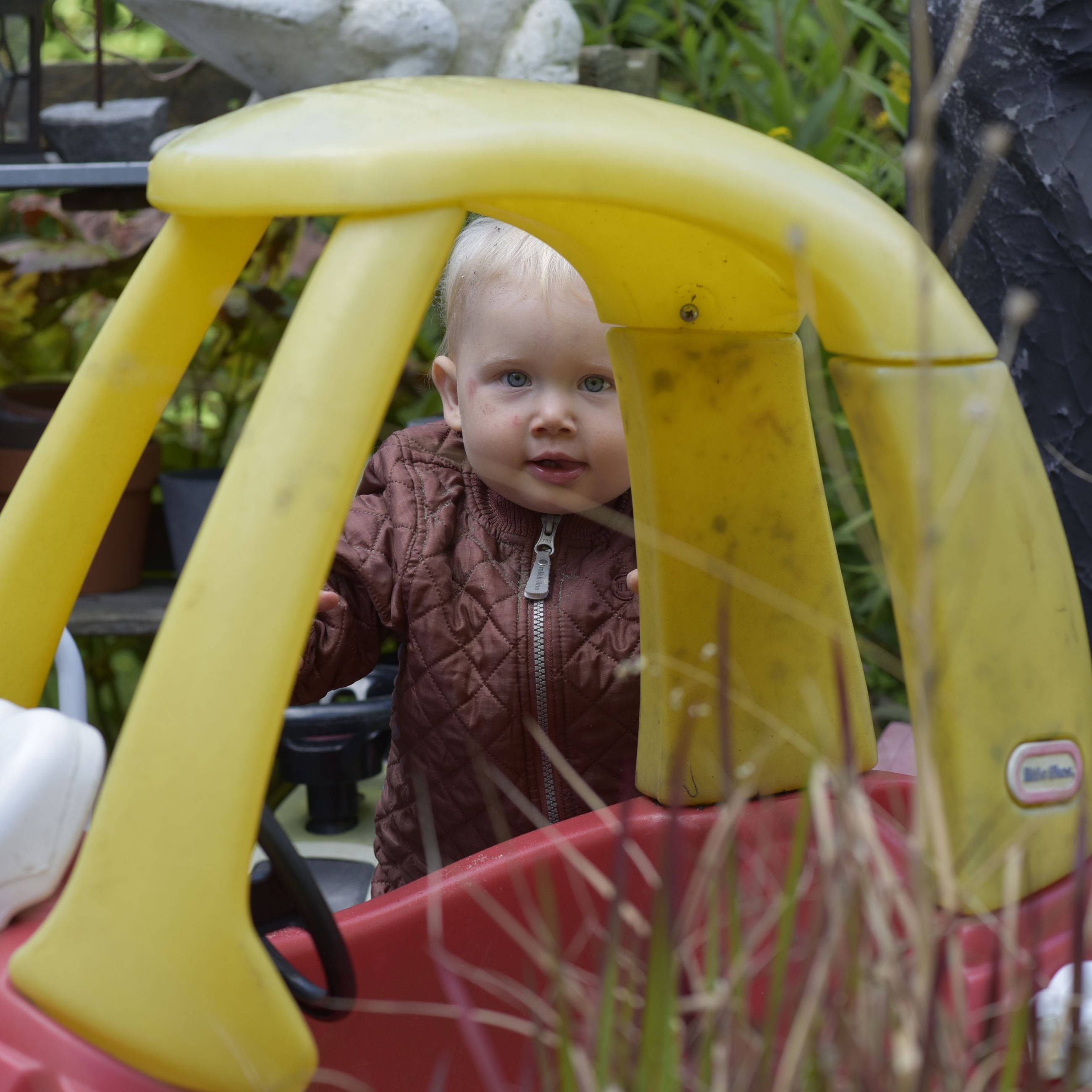 Barn der leger udenfor