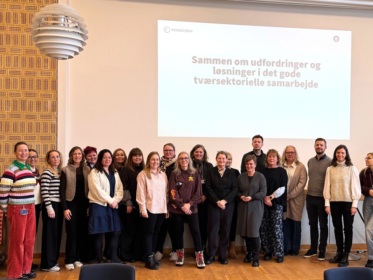 Gruppebillede af samarbejdspartnere i Psykiatrien og Aalborg Kommune