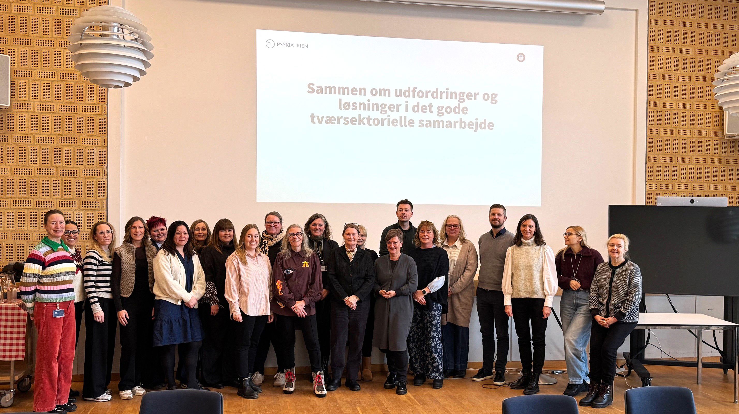 Gruppebillede af samarbejdspartnere i Psykiatrien og Aalborg Kommune