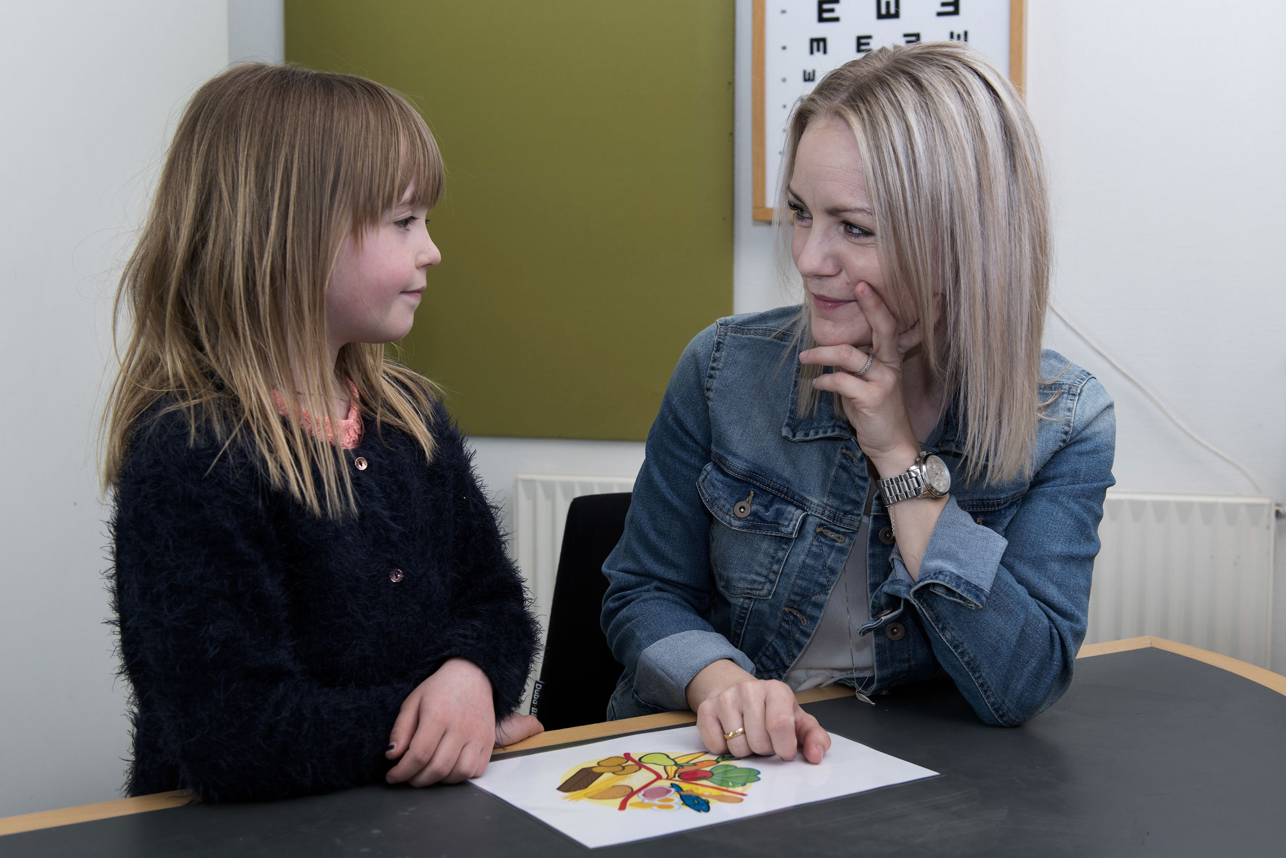 Pige på besøg ved Sundhedsplejen