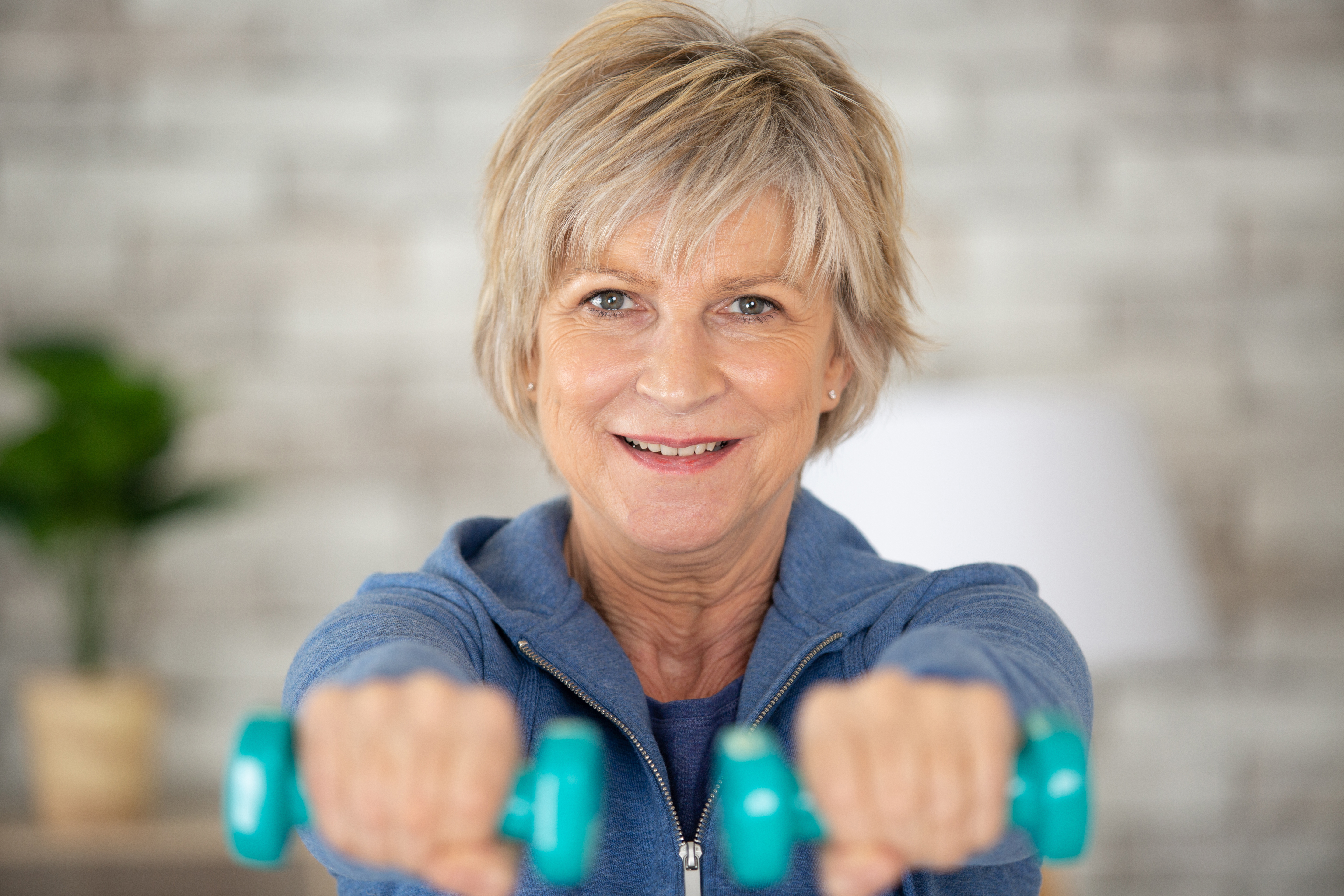 Kvinde træner med håndvægte