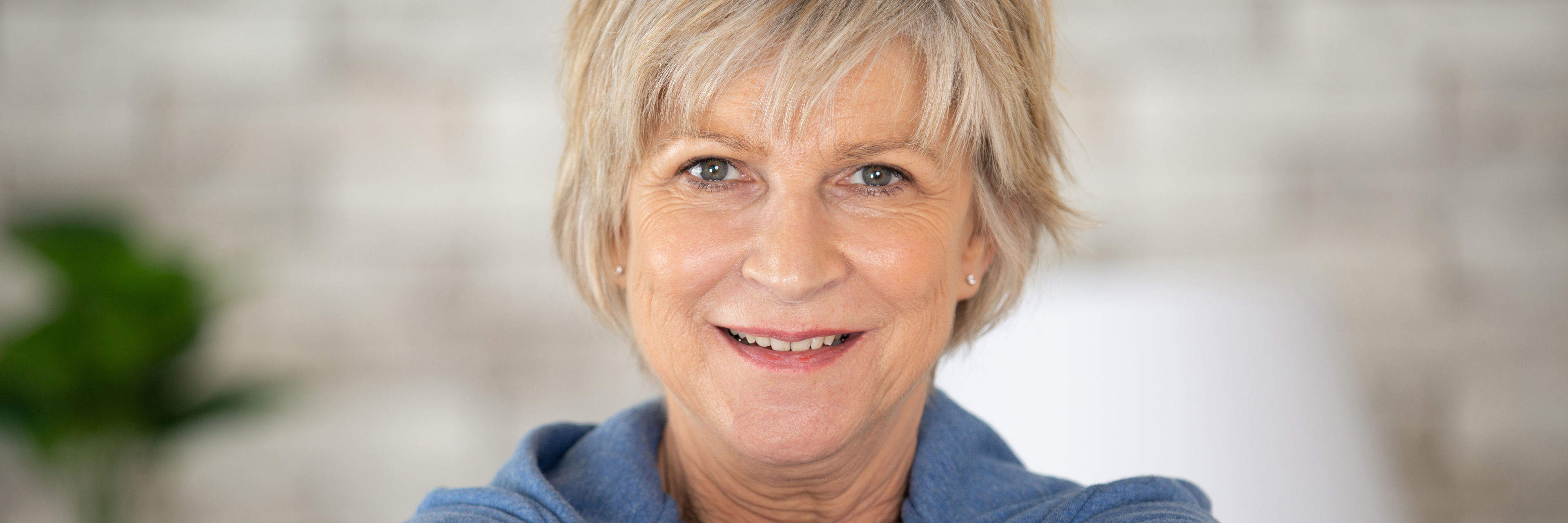 Kvinde træner med håndvægte