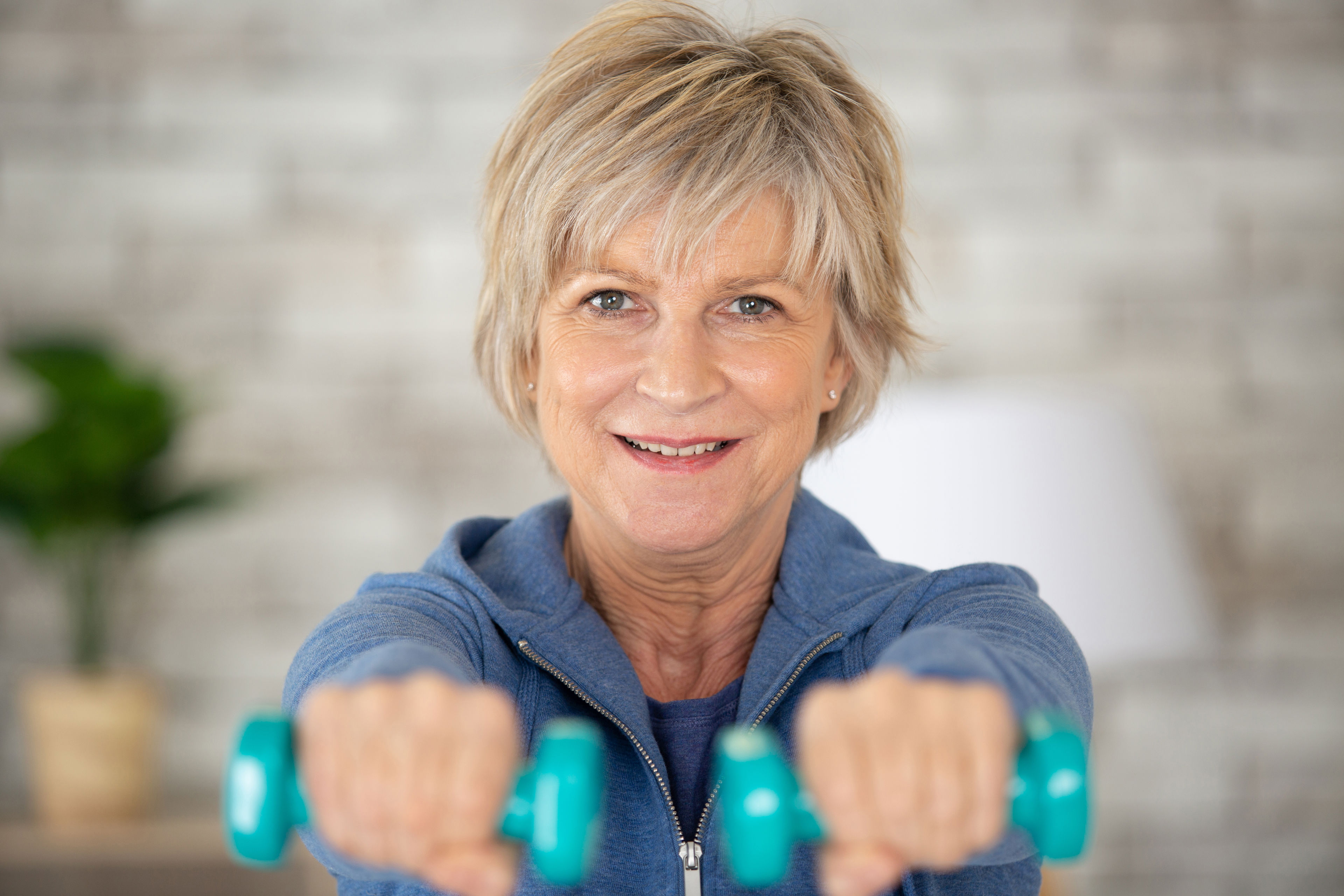 Kvinde træner med håndvægte