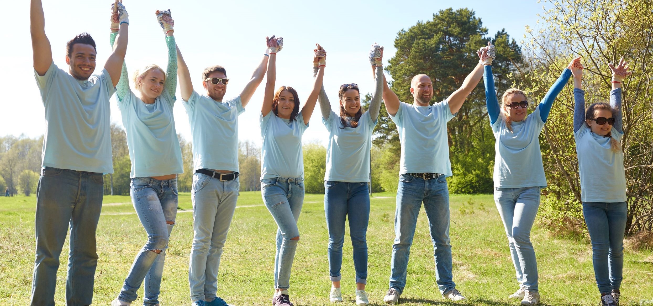 Frivillige danner kæde