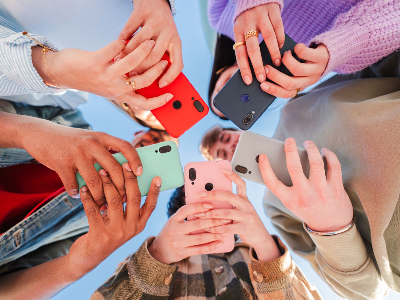 Unge med mobiltelefoner