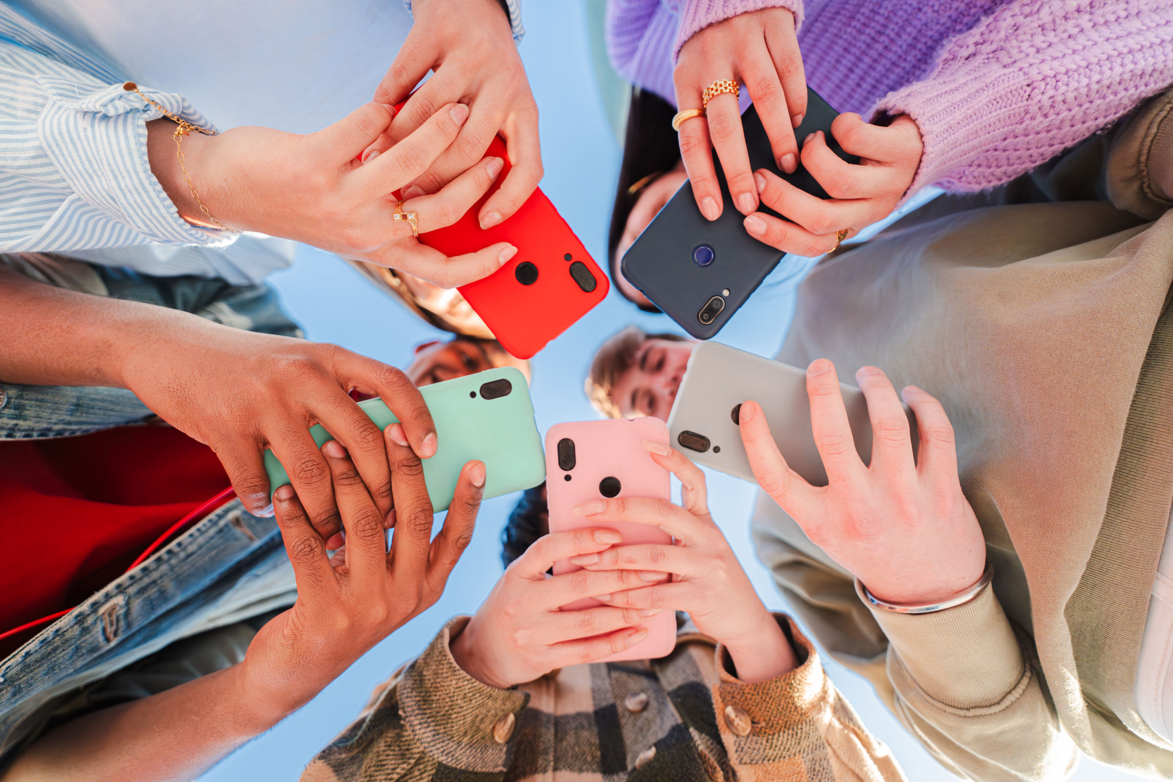 Unge med mobiltelefoner