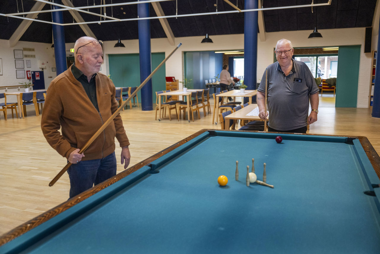 To herrer spiller billard