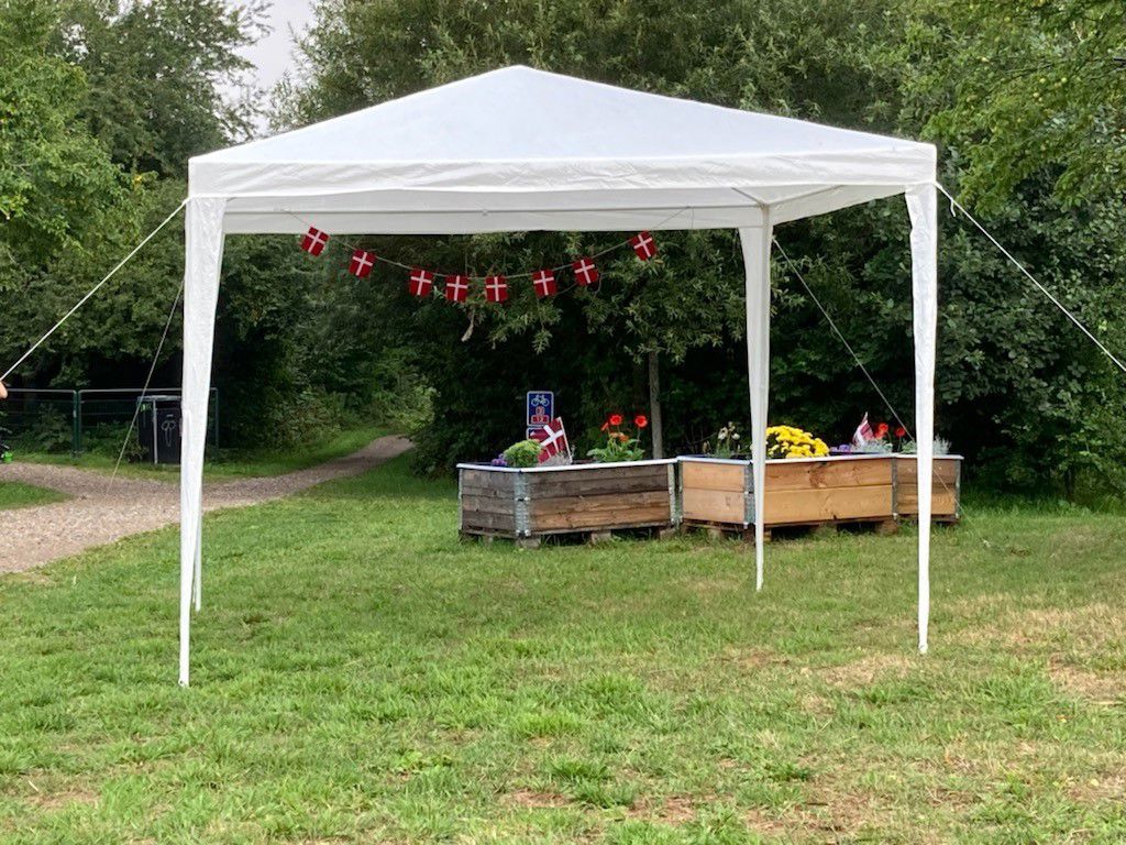 et hvidt telt med en hvid baldakin