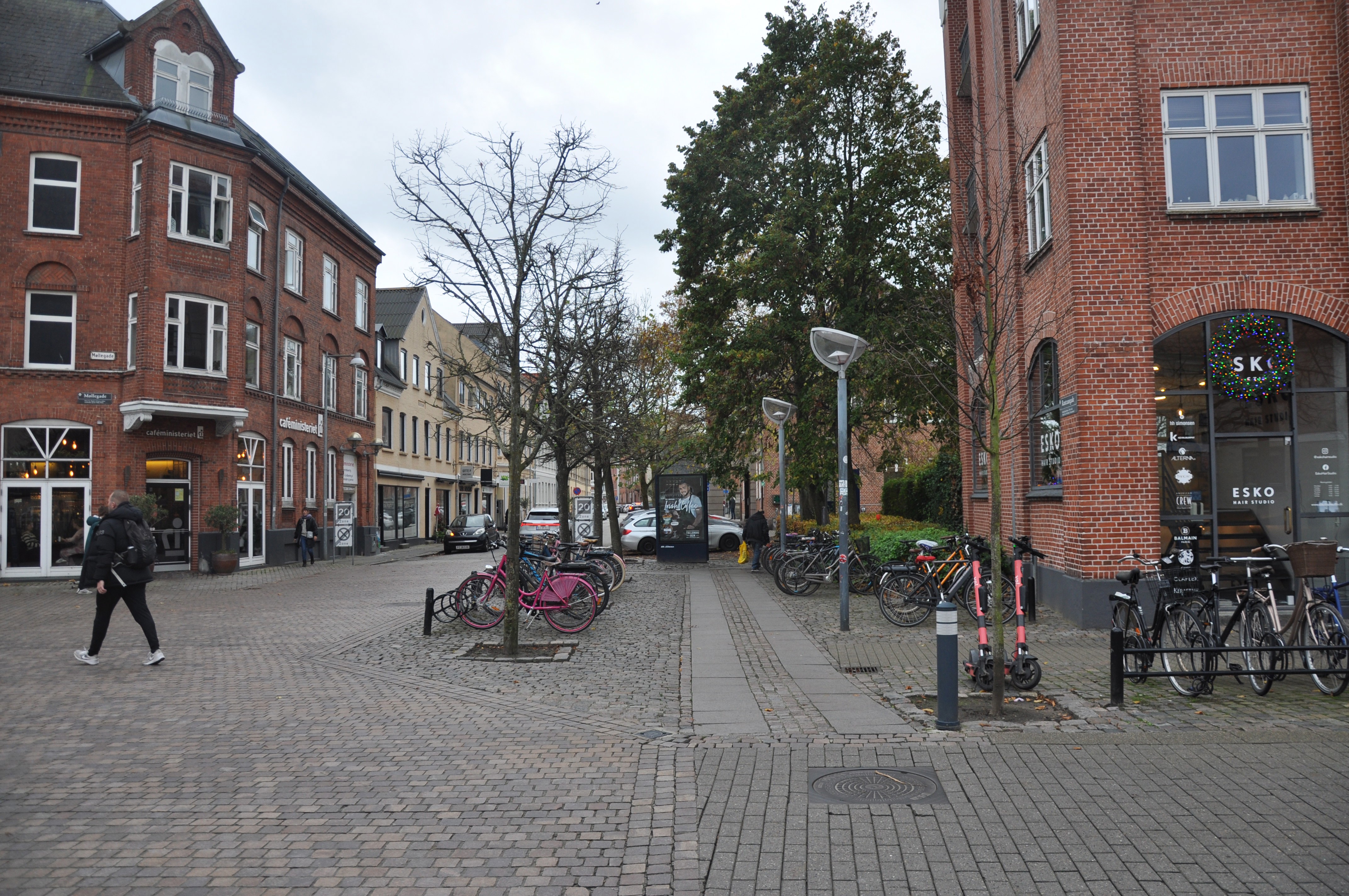 Mølle Plads i Aalborg Midtby, hvor der er et stort udbud af cykelparkering.