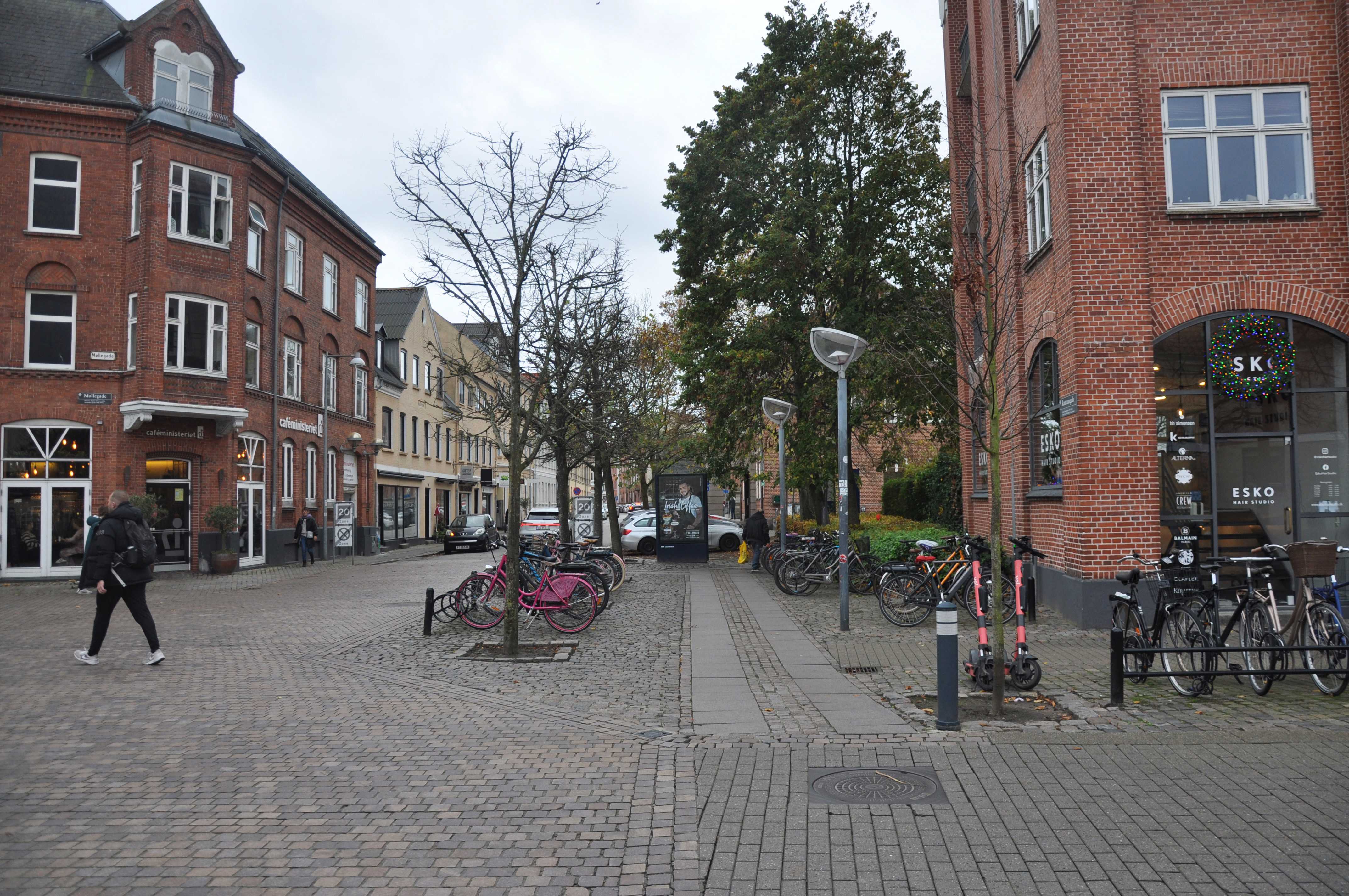 Mølle Plads i Aalborg Midtby, hvor der er et stort udbud af cykelparkering.