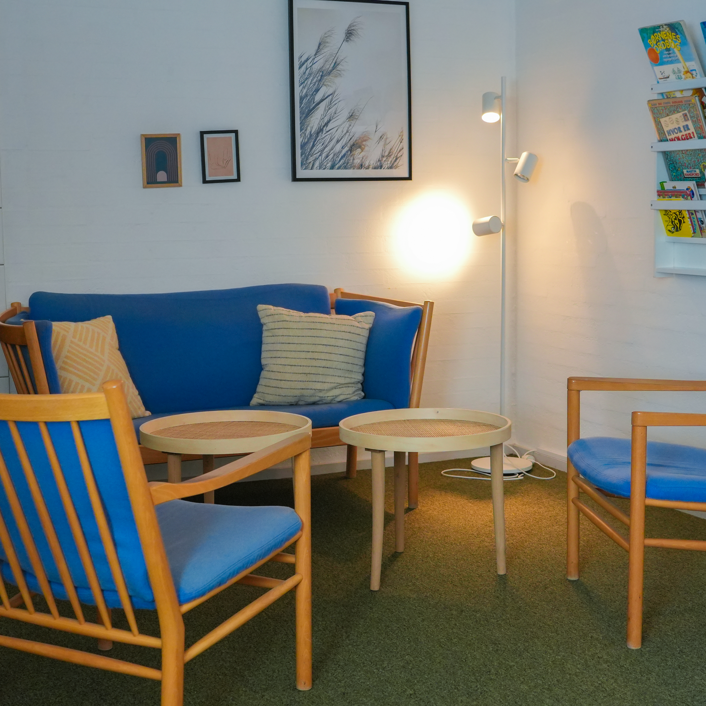 Blå sofaer og to små borde