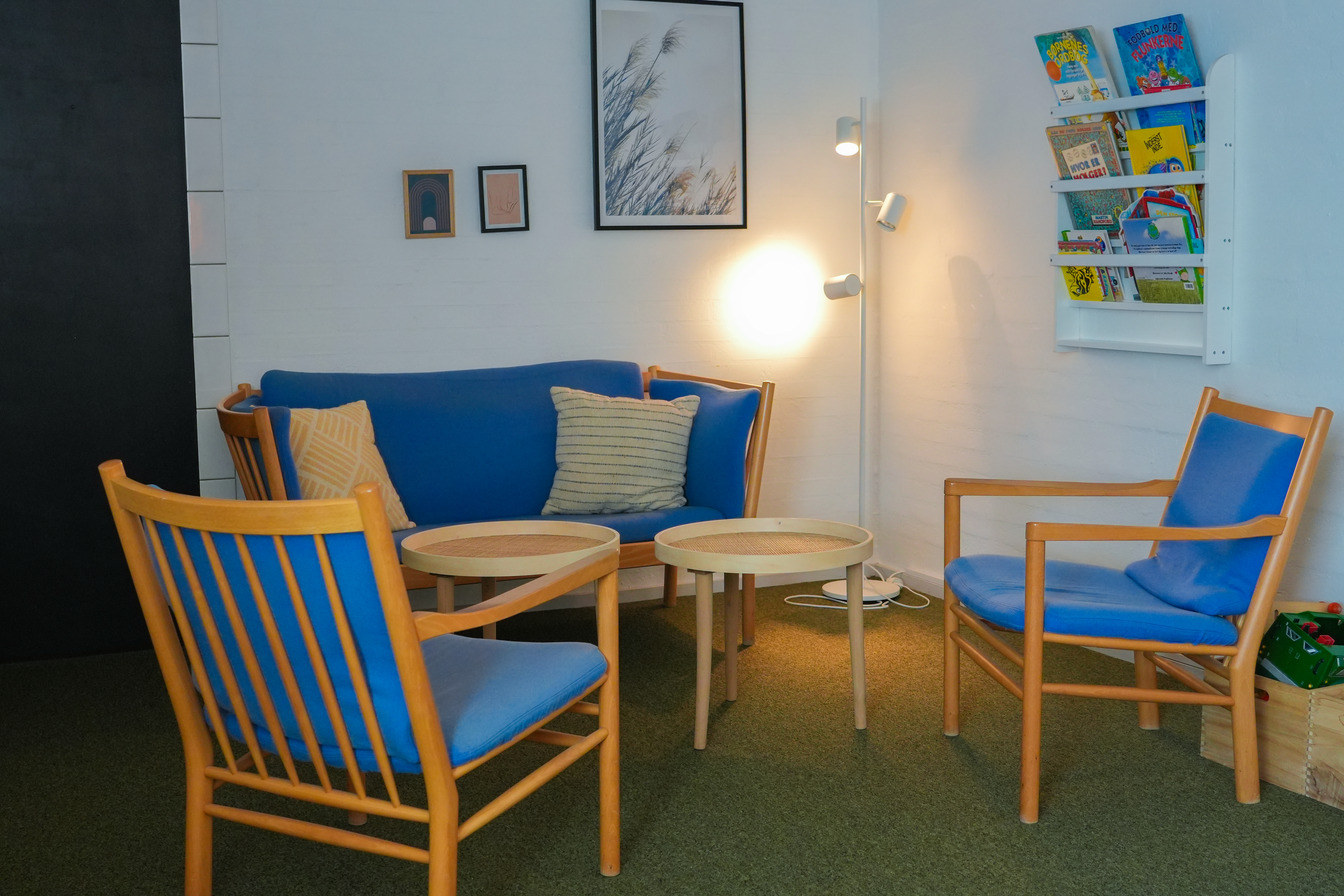 Blå sofaer og to små borde