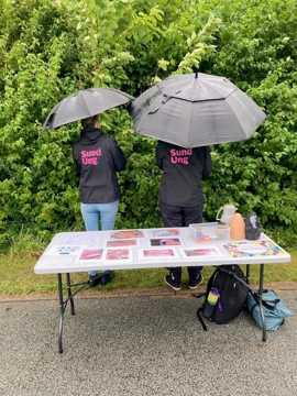 Sund Ung i regnvejr med udendørs stand