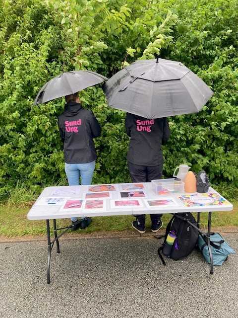 Sund Ung i regnvejr med udendørs stand