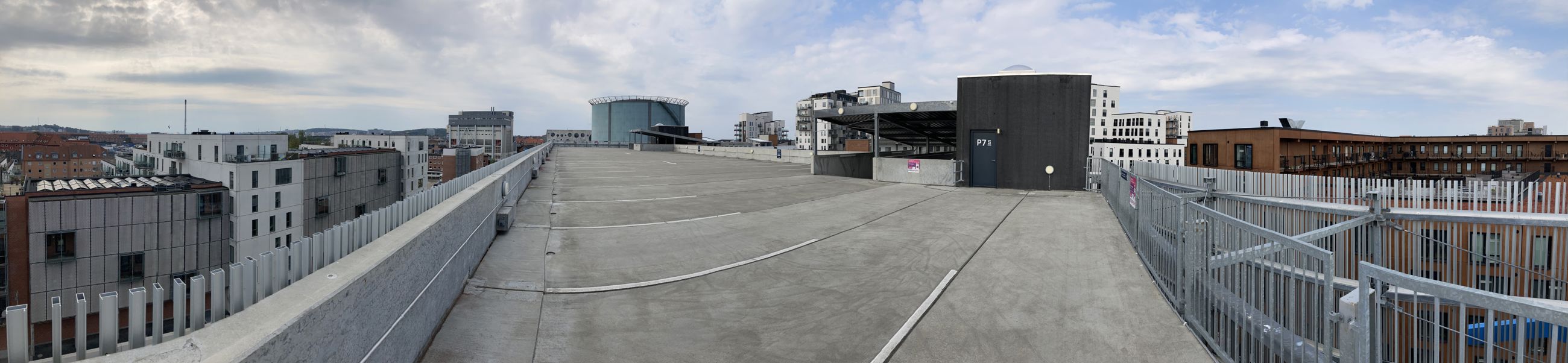 Parkeringshus med ledige pladser