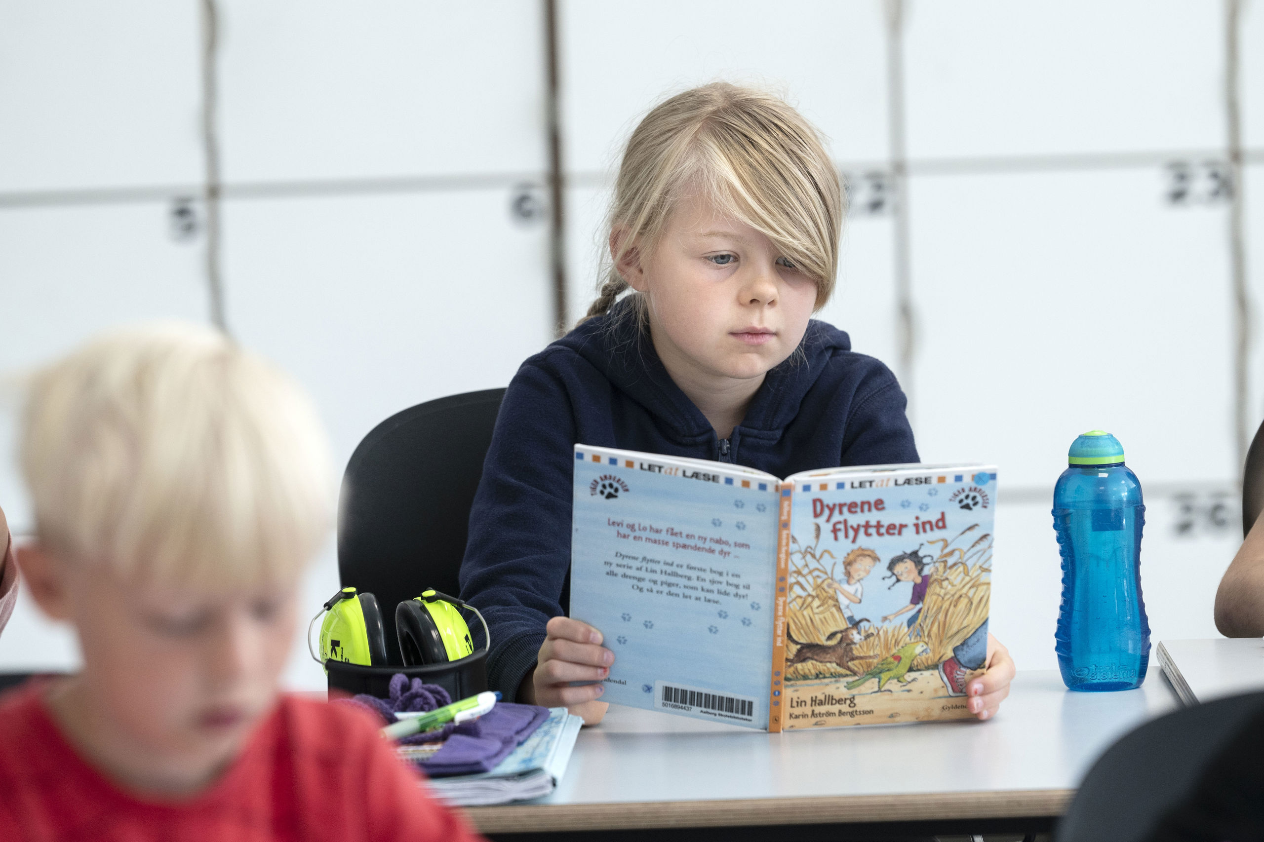 Pige der læser i skolen
