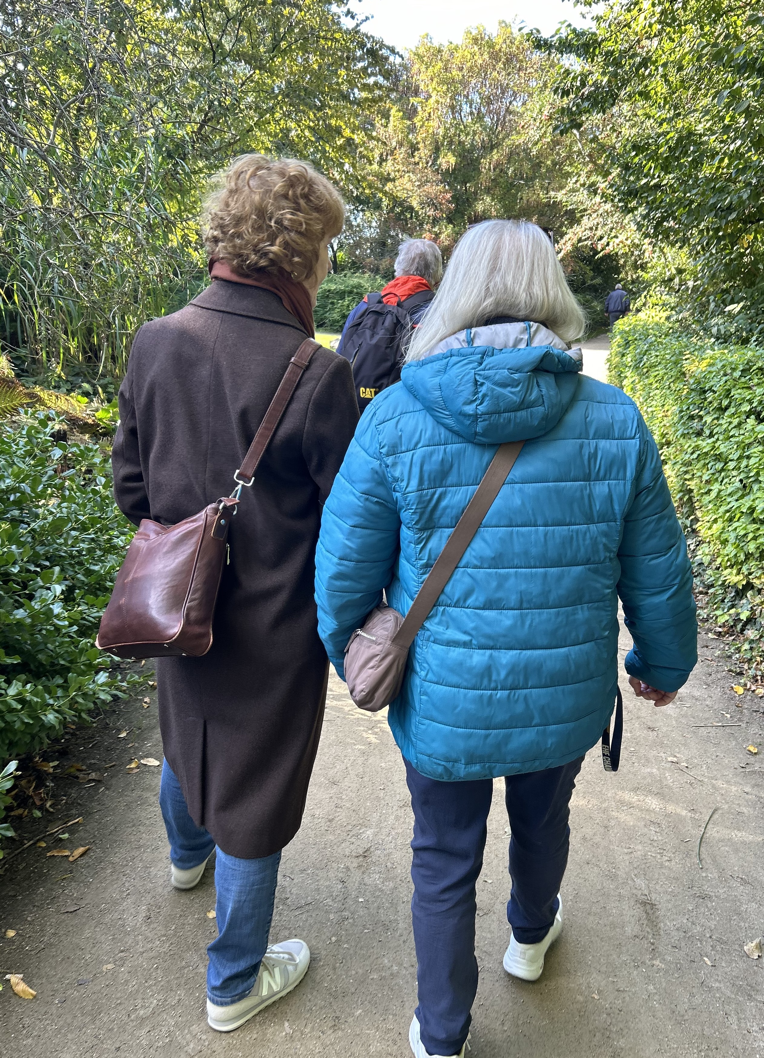 To kvinder går på sti