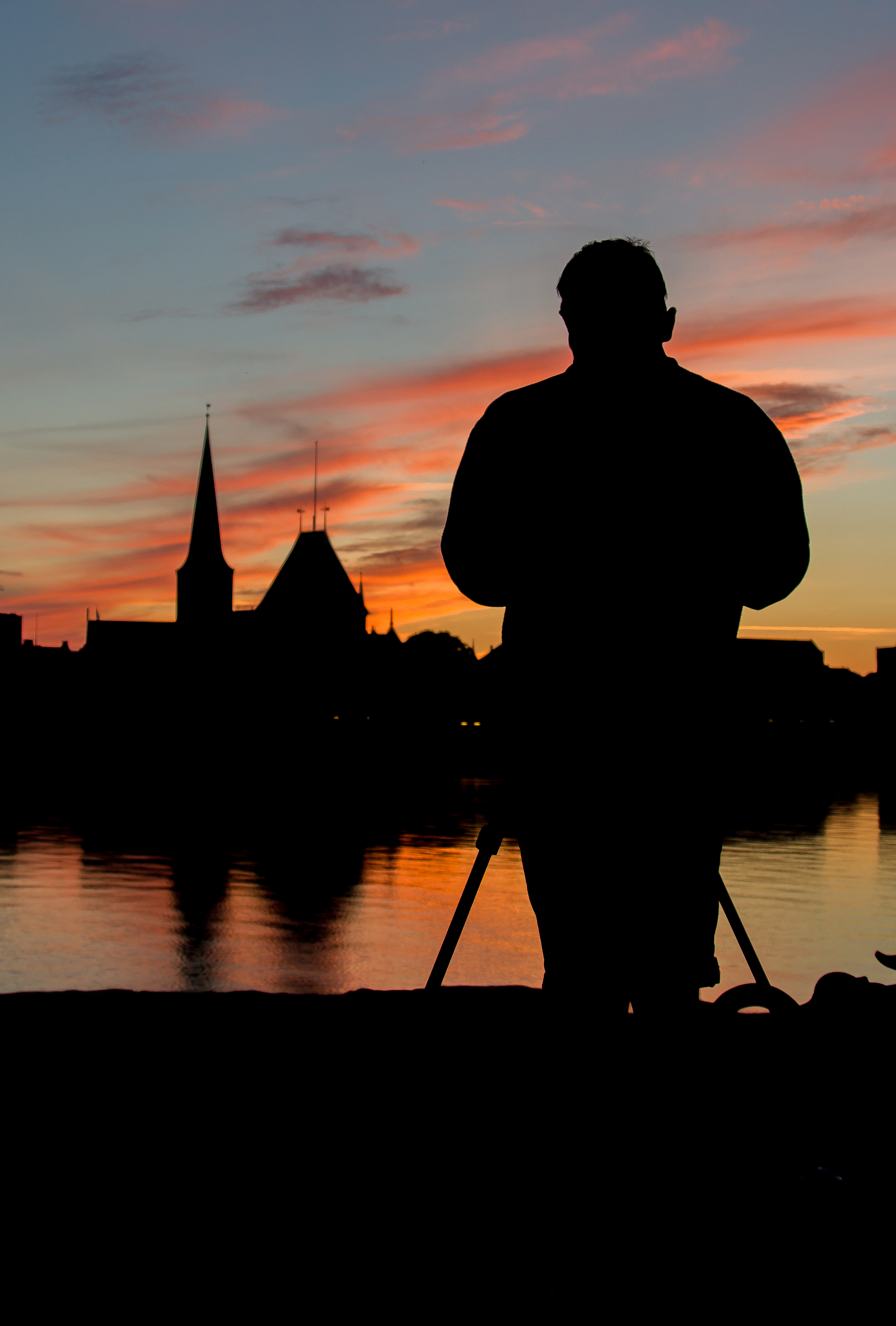 Solnedgang med person i forgrunden