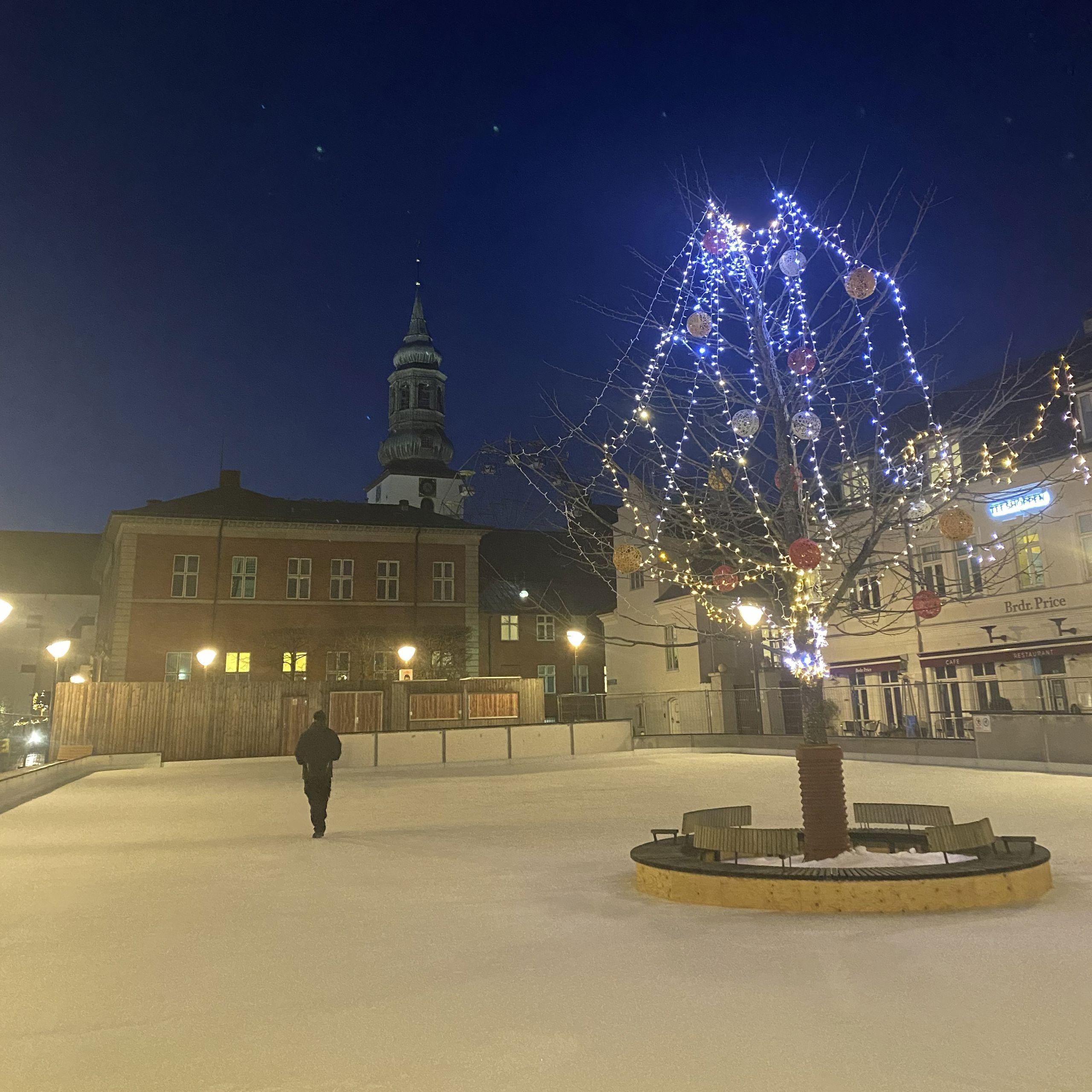 Oplyst skøjtebane på C.W. Obels Plads i vintermørke
