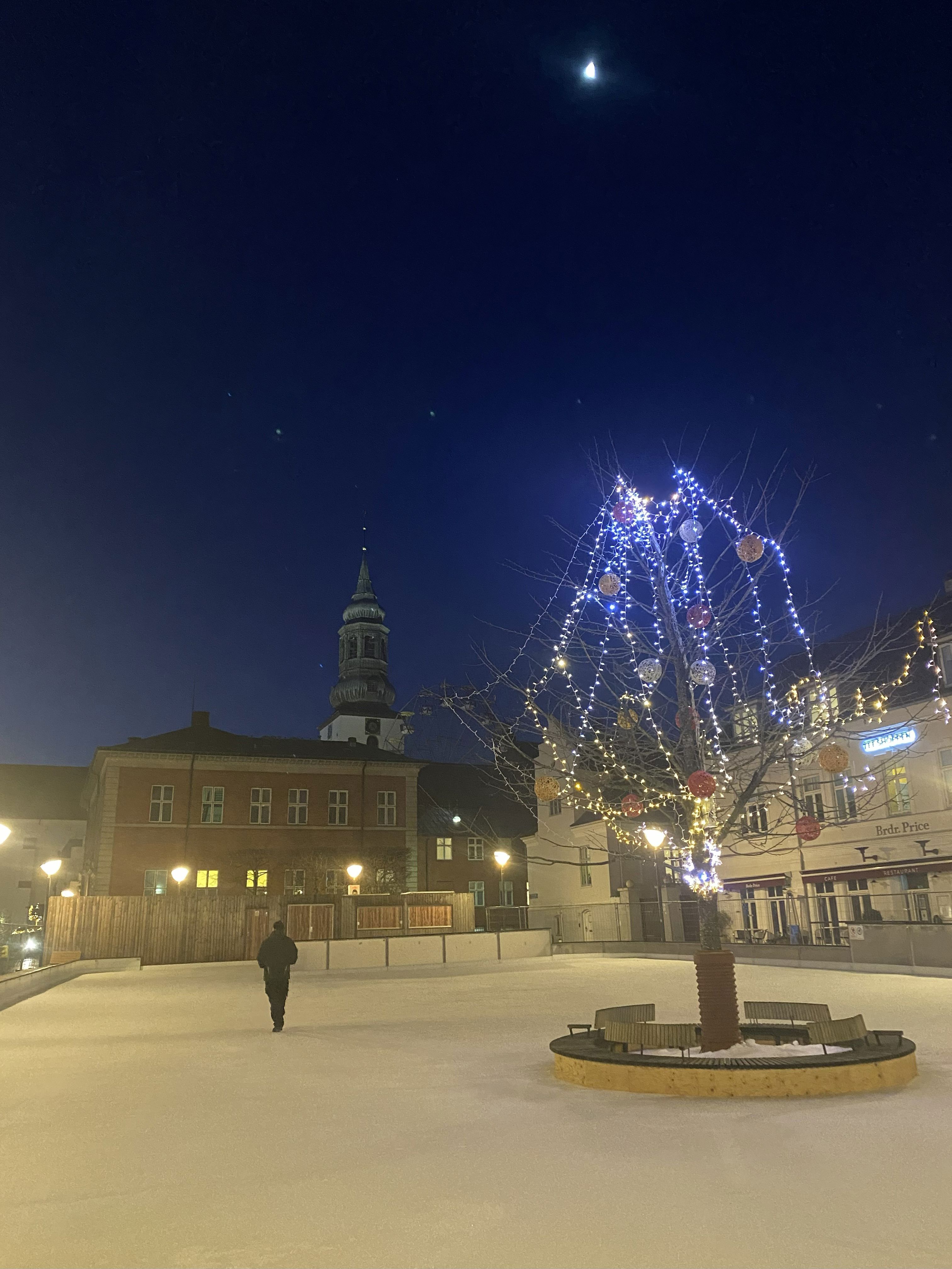Oplyst skøjtebane på C.W. Obels Plads i vintermørke