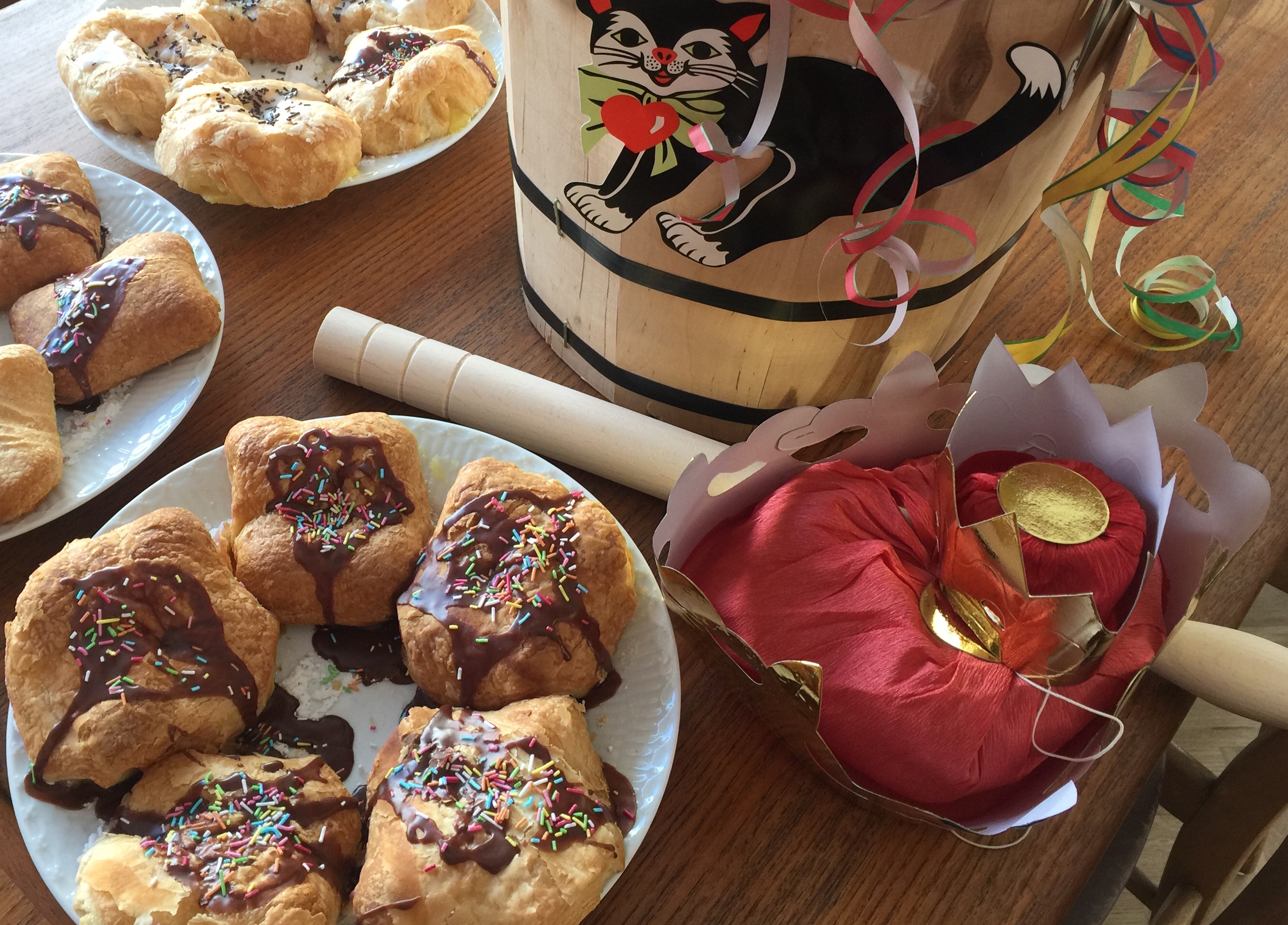 Fastelavnsboller og fastelavnsudstyr