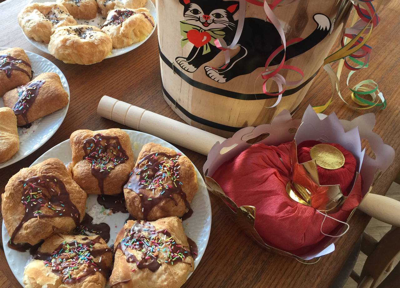 Fastelavnsboller og fastelavnsudstyr