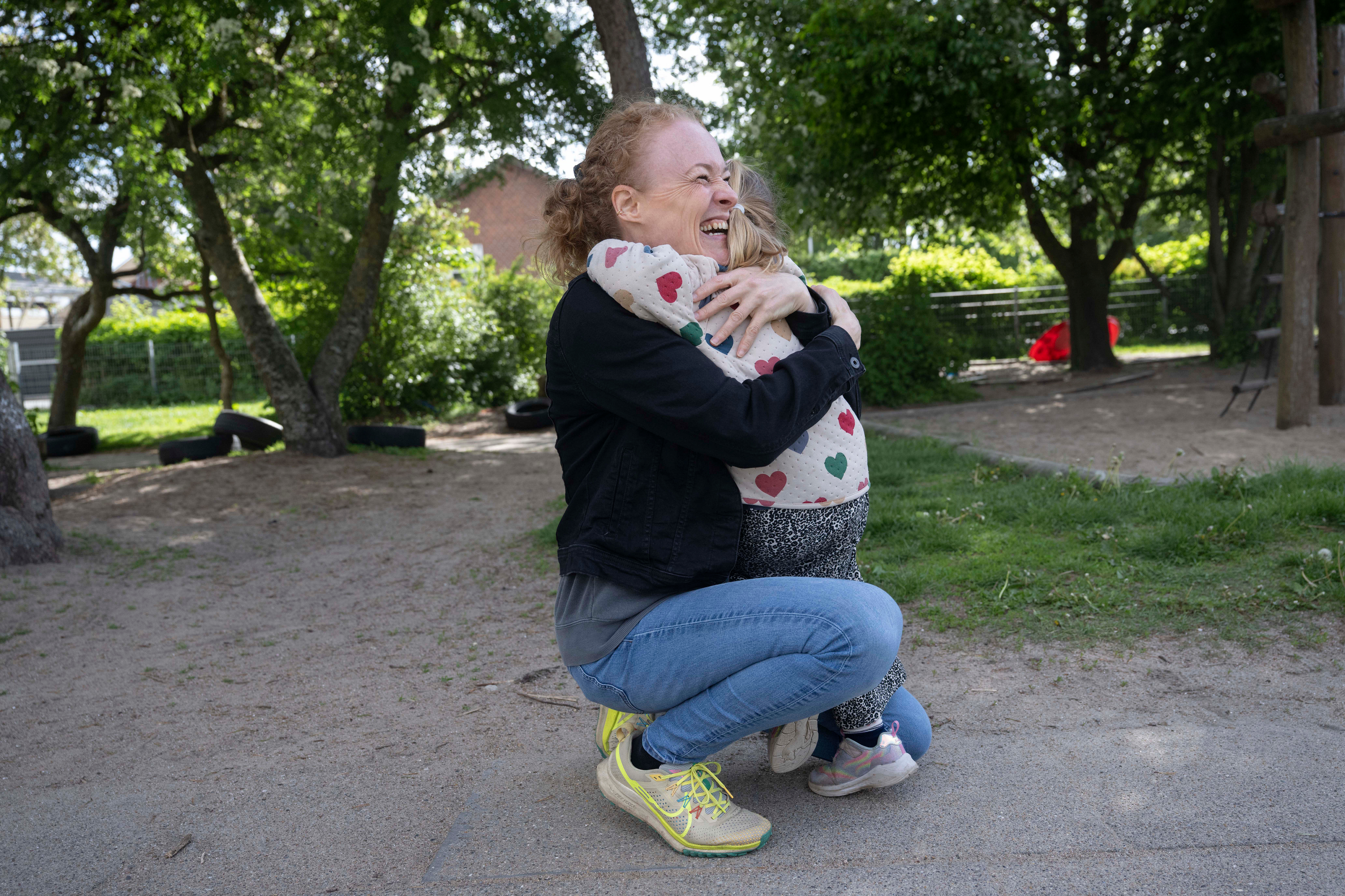 Barn får en knuser af en pædagog på legeplads