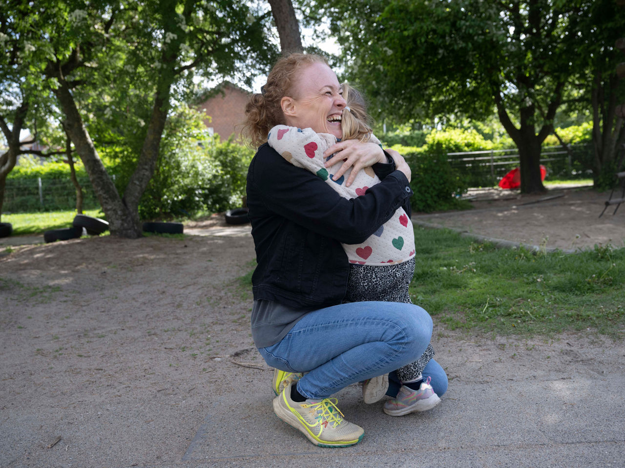 Barn får en knuser af en pædagog på legeplads