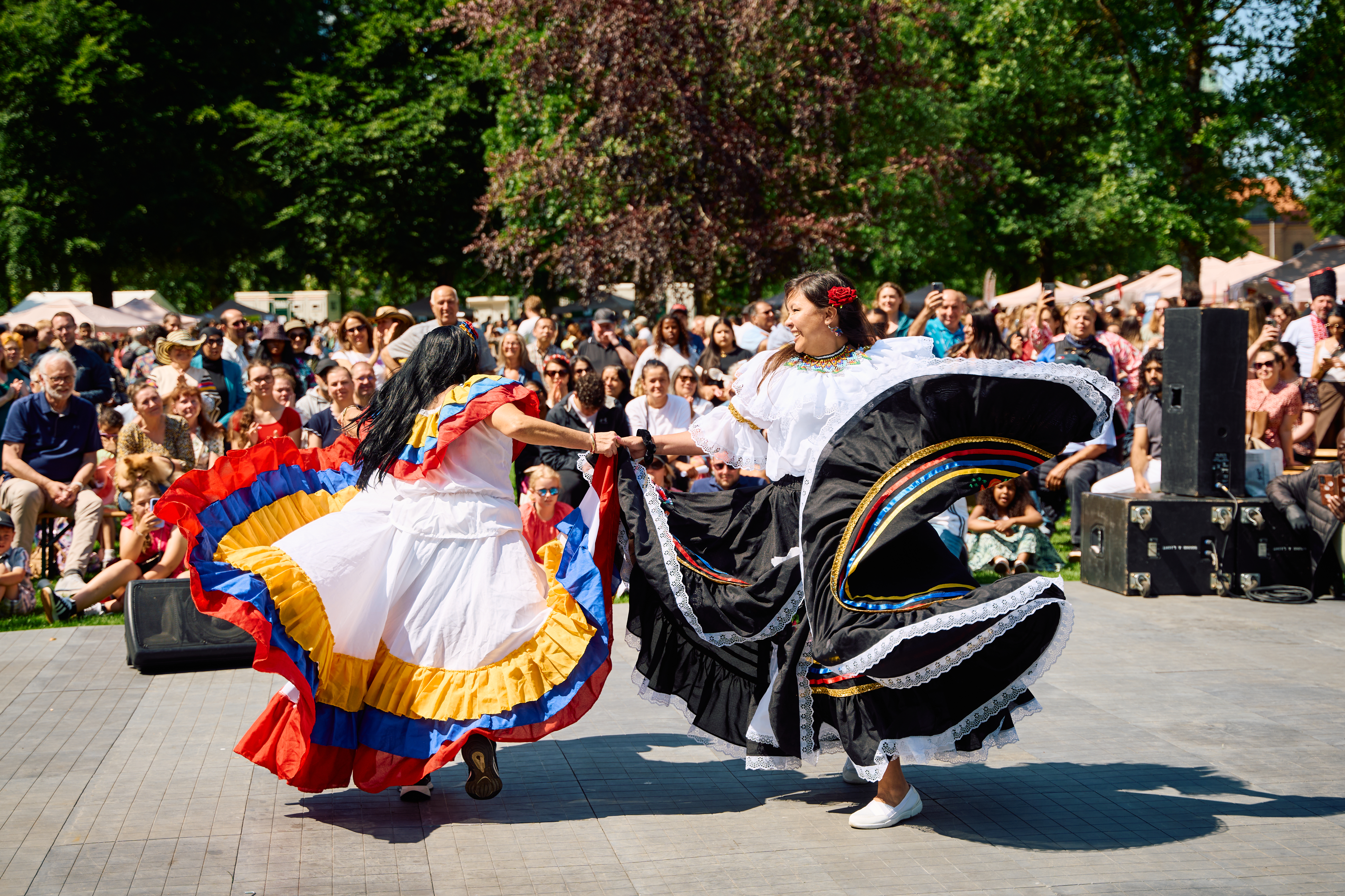 Kvinder fra Colombia danser ved Verdensfestival 2025