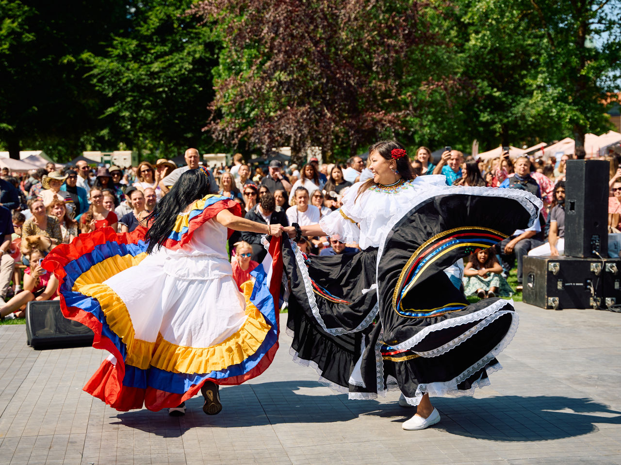 Kvinder fra Colombia danser ved Verdensfestival 2025