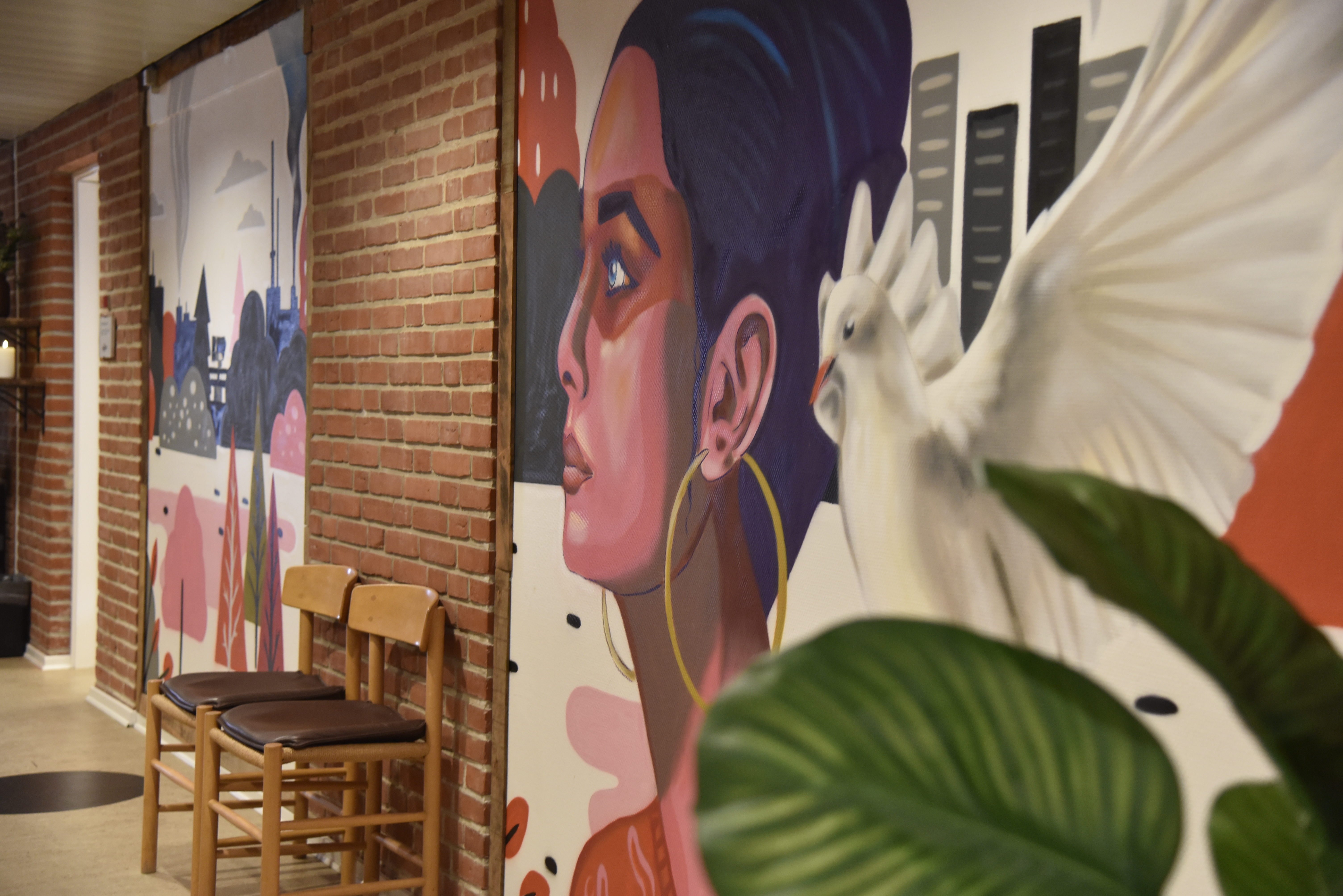 Stort maleri på væg