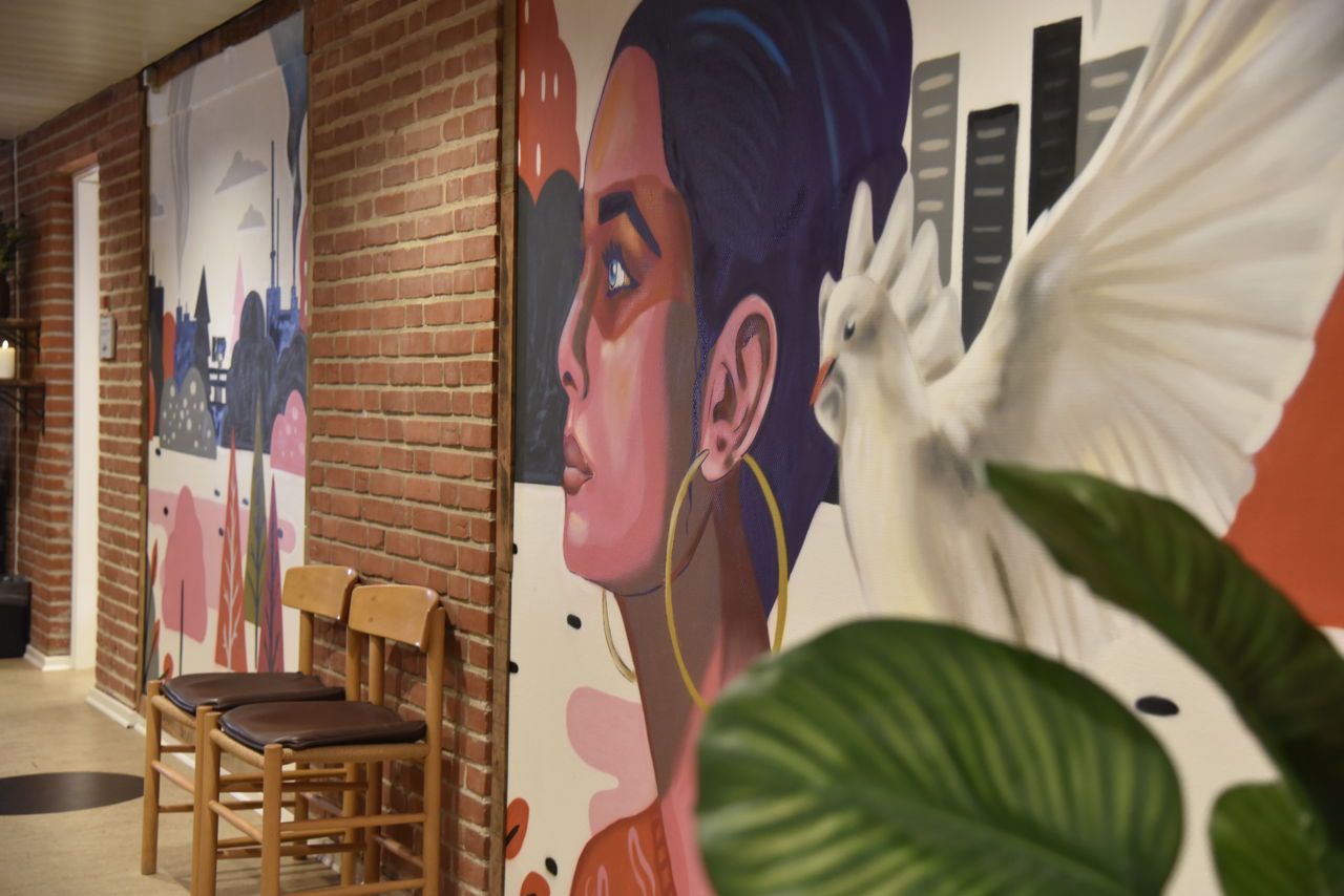 Stort maleri på væg