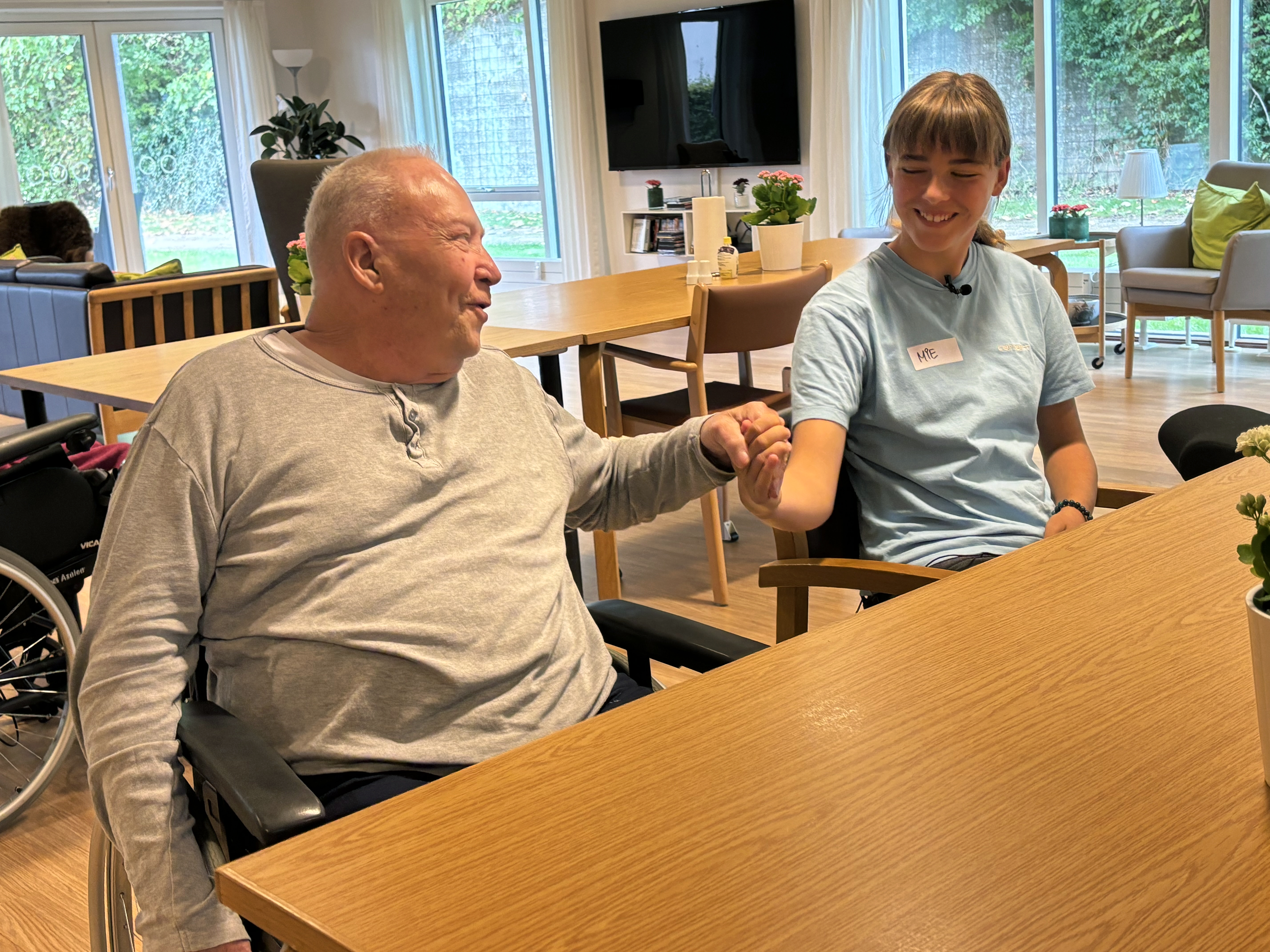 Benny og Mie sidder i Lundbyecentrets opholdsstue