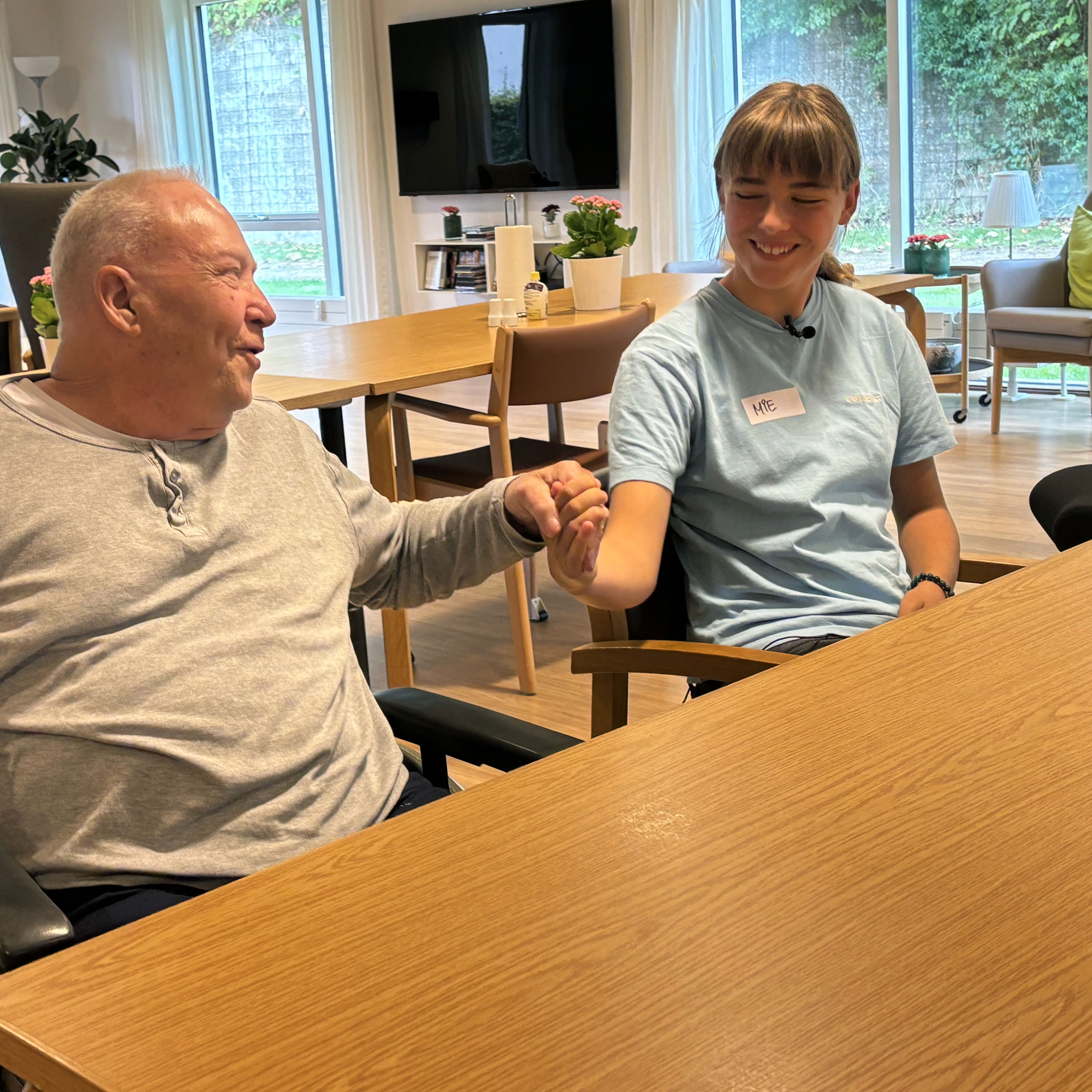 Benny og Mie sidder i Lundbyecentrets opholdsstue