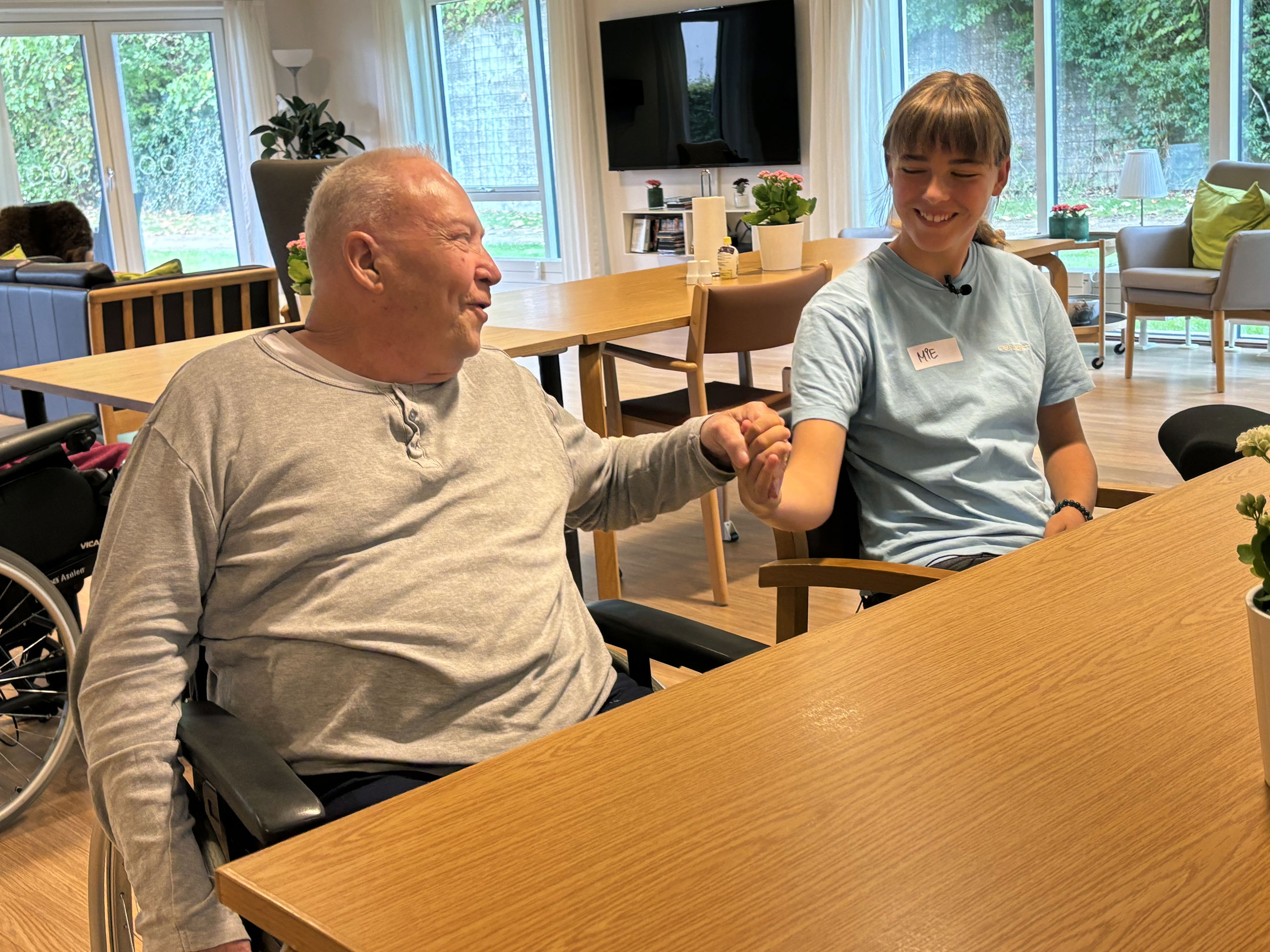 Benny og Mie sidder i Lundbyecentrets opholdsstue