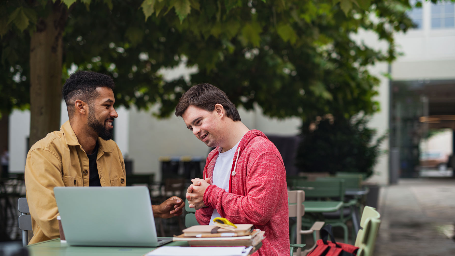 Mand sidder overfor mand med downs