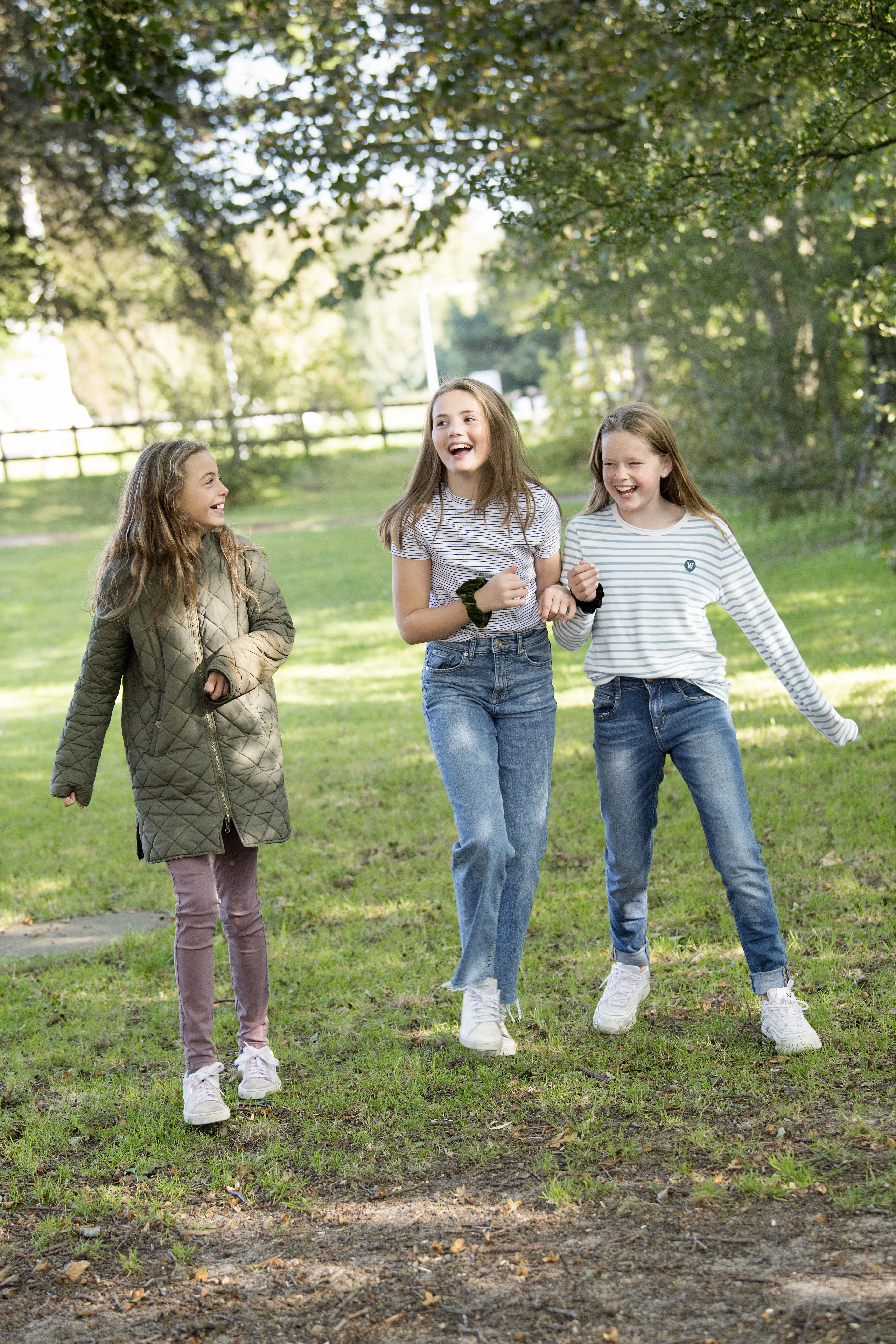 Tre piger der går udenfor