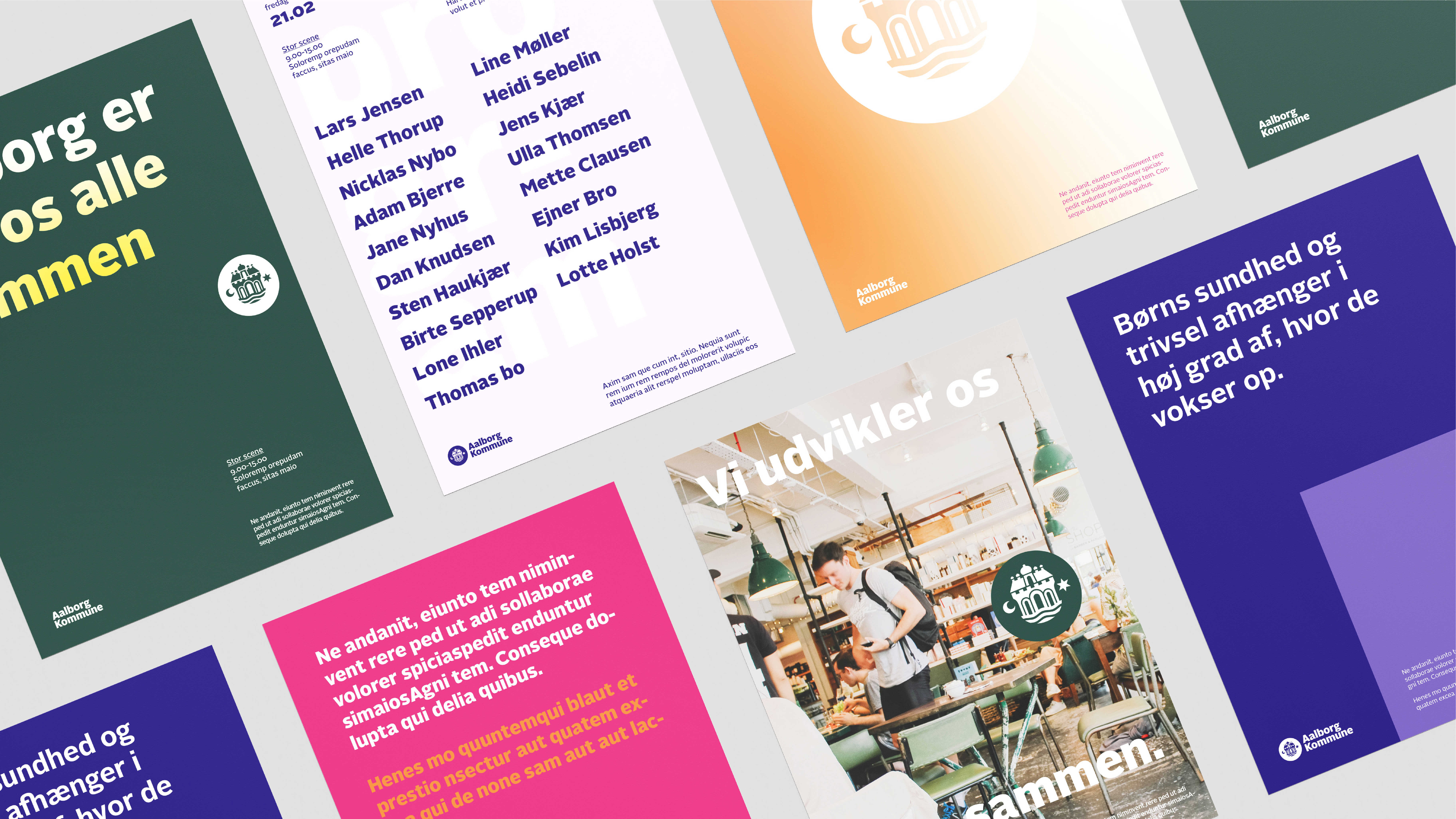 Inspiration til hvordan man kan bruge forskellige farvekombinationer og forskellige typer udtryk på foldere, programmer, plakater og lignende, når man arbejder med Aalborg Kommunes designlinje. På mockuppet ses 8 eksempler delvist, for at give et overordnet indtryk af designlinjens mange muligheder