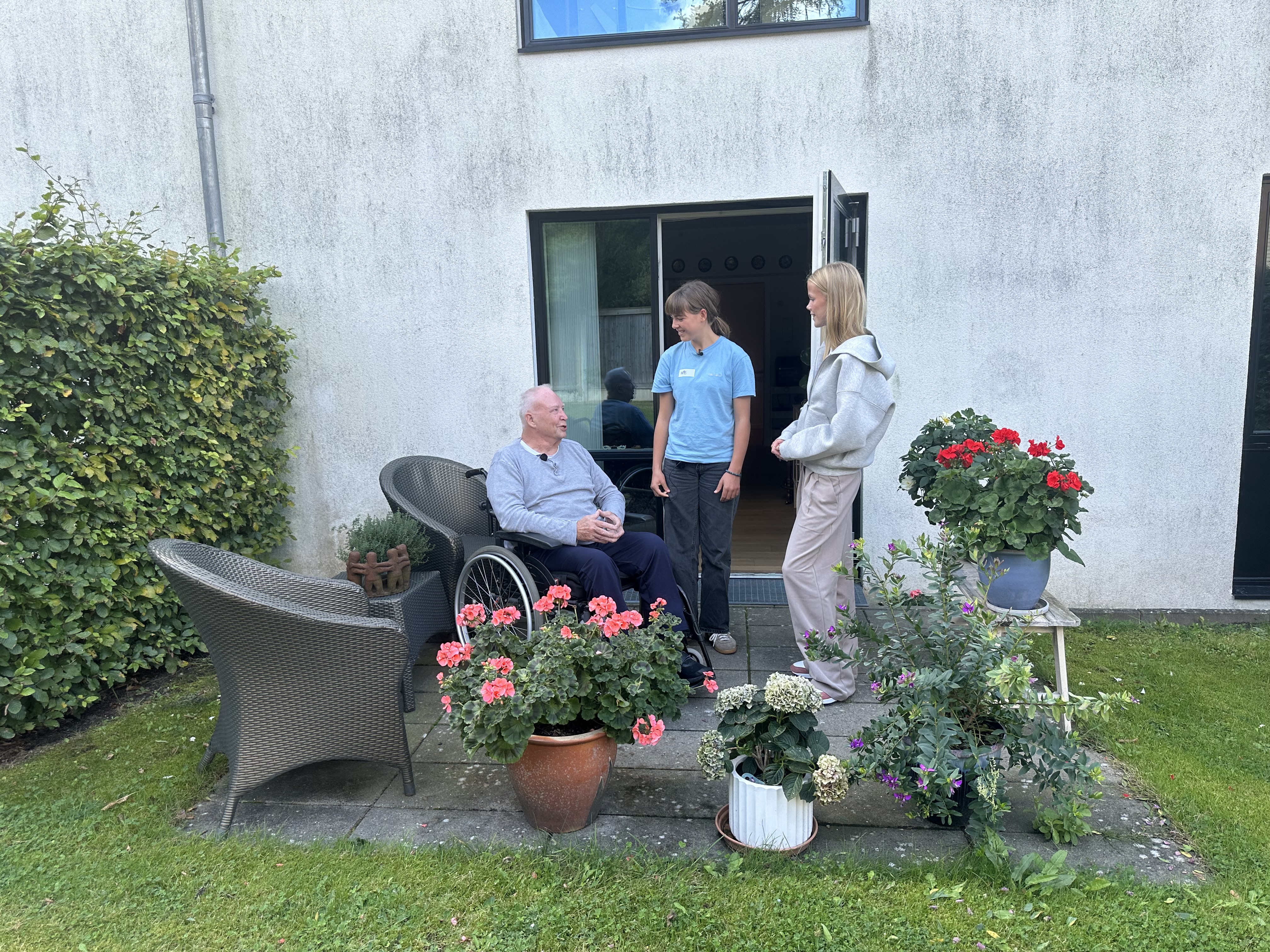 Benny, Mie og Ida på Bennys terrasse på Lundbyecentret