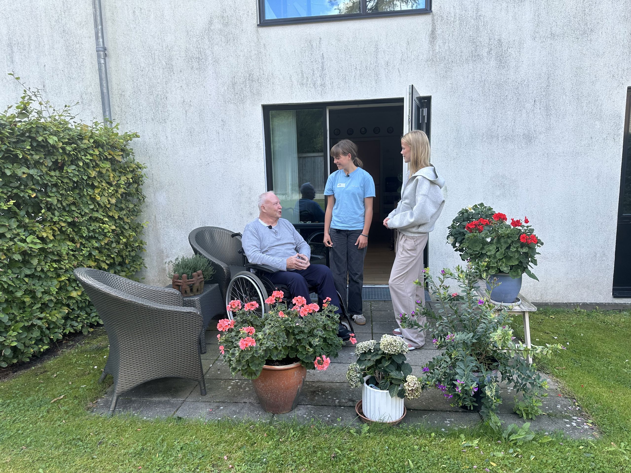 Benny, Mie og Ida på Bennys terrasse på Lundbyecentret