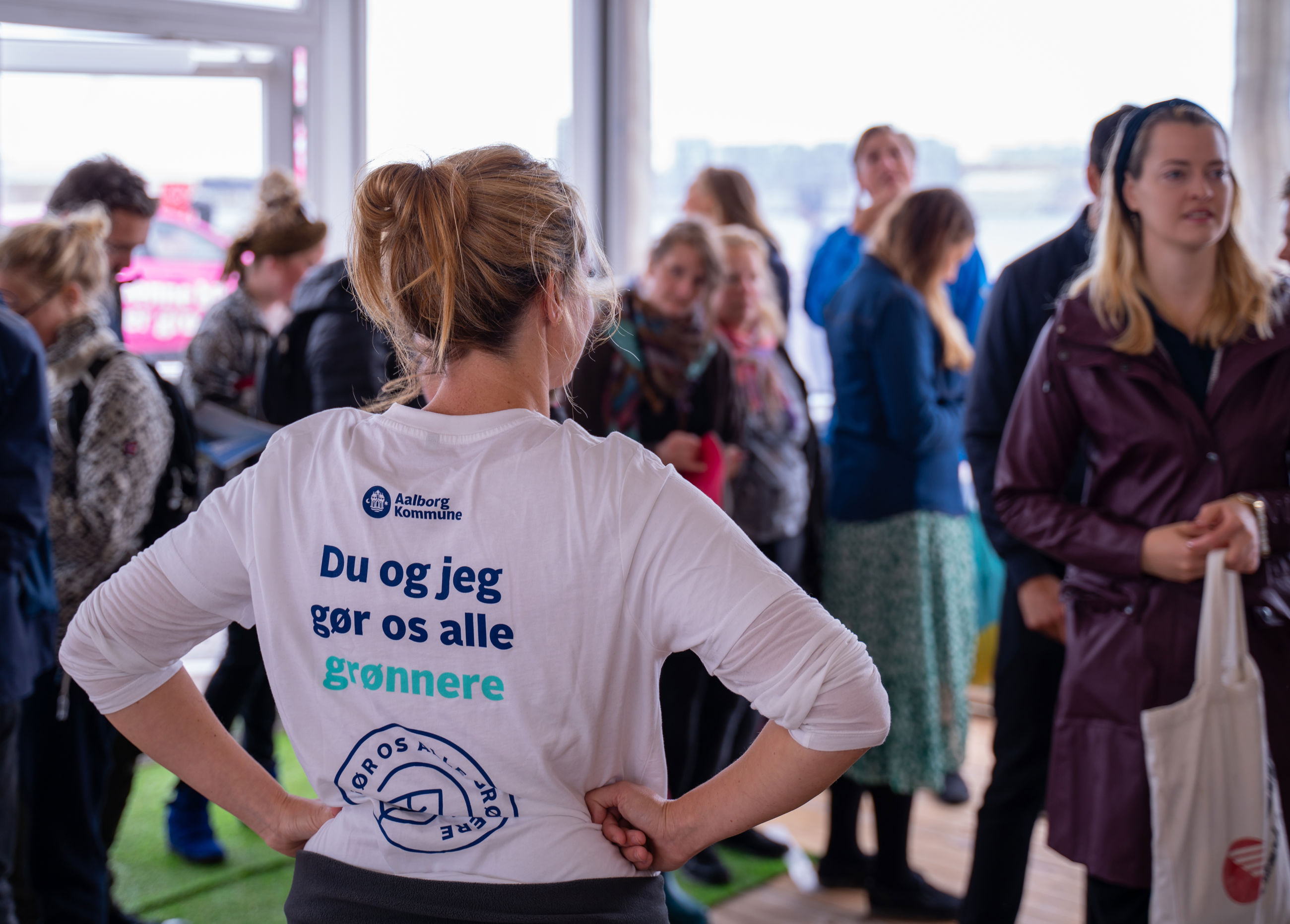 T.shirt med slogan 'Du og jeg gør os alle grønnere'