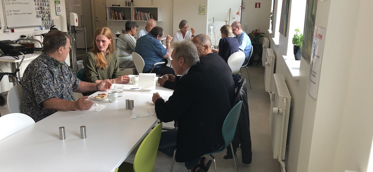 Mennesker spiser morgenmad på ark