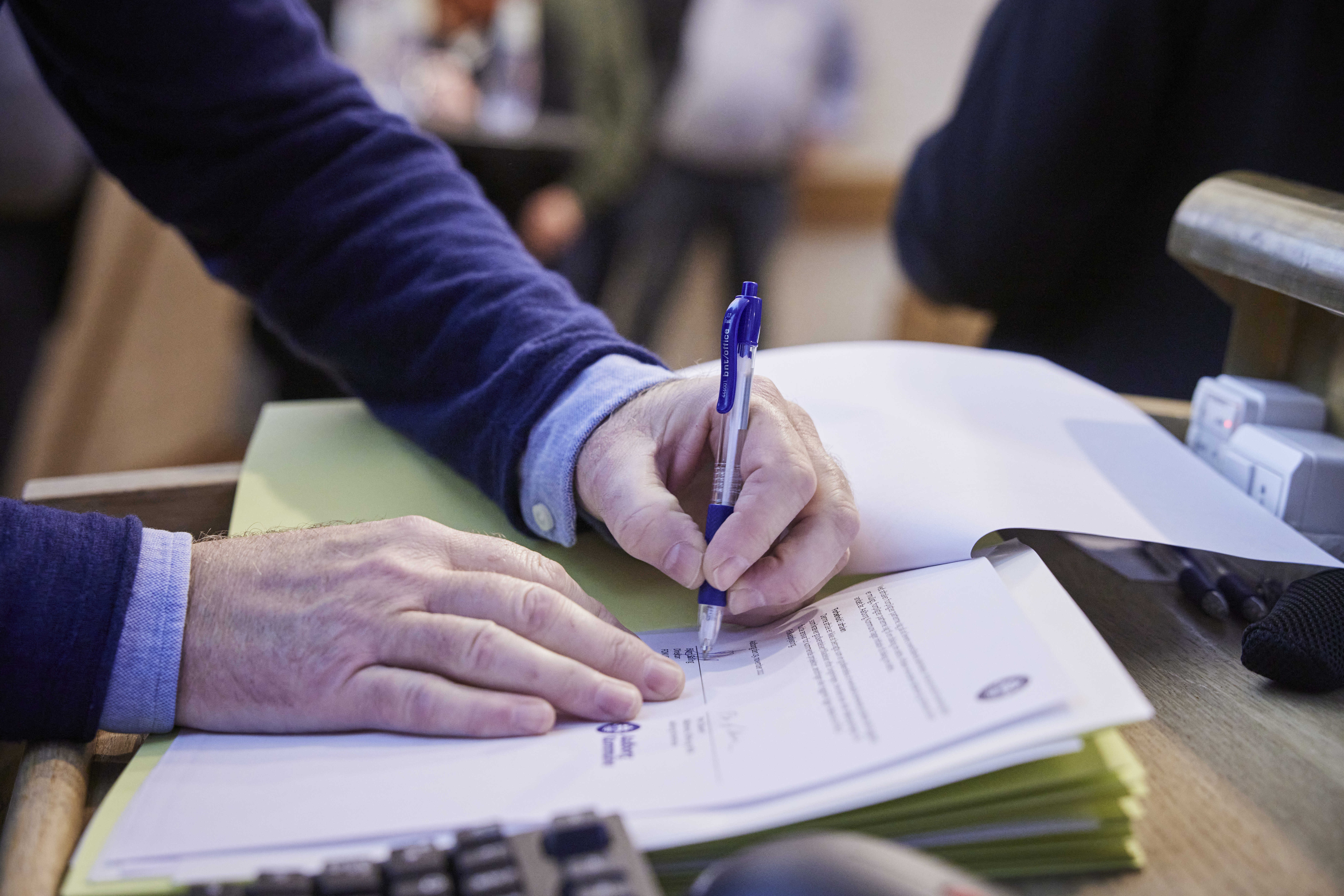 Person der er ved at underskrive dokument