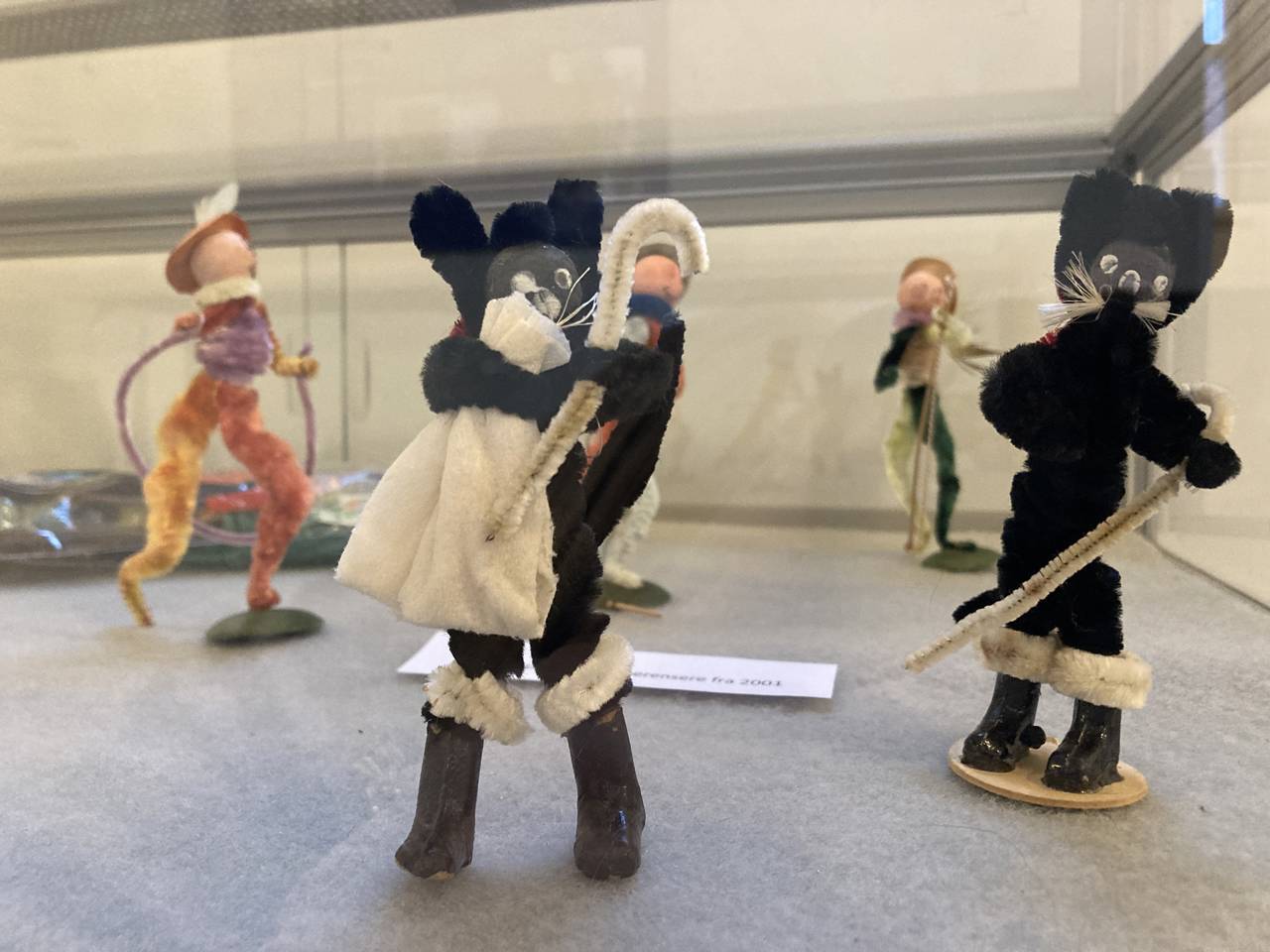 Gammel fastelavnspynt med figurer af piberensere.