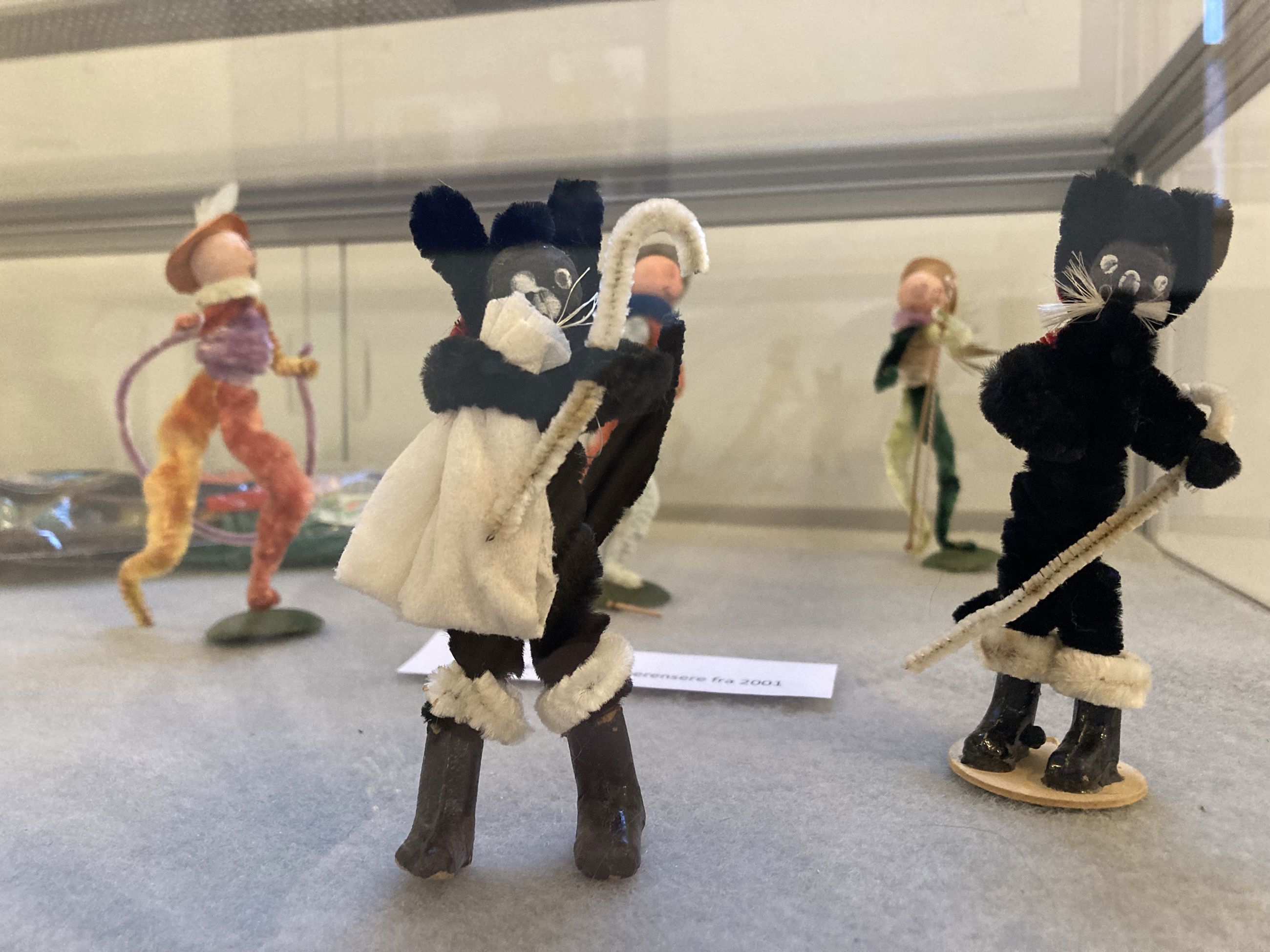 Gammel fastelavnspynt med figurer af piberensere.