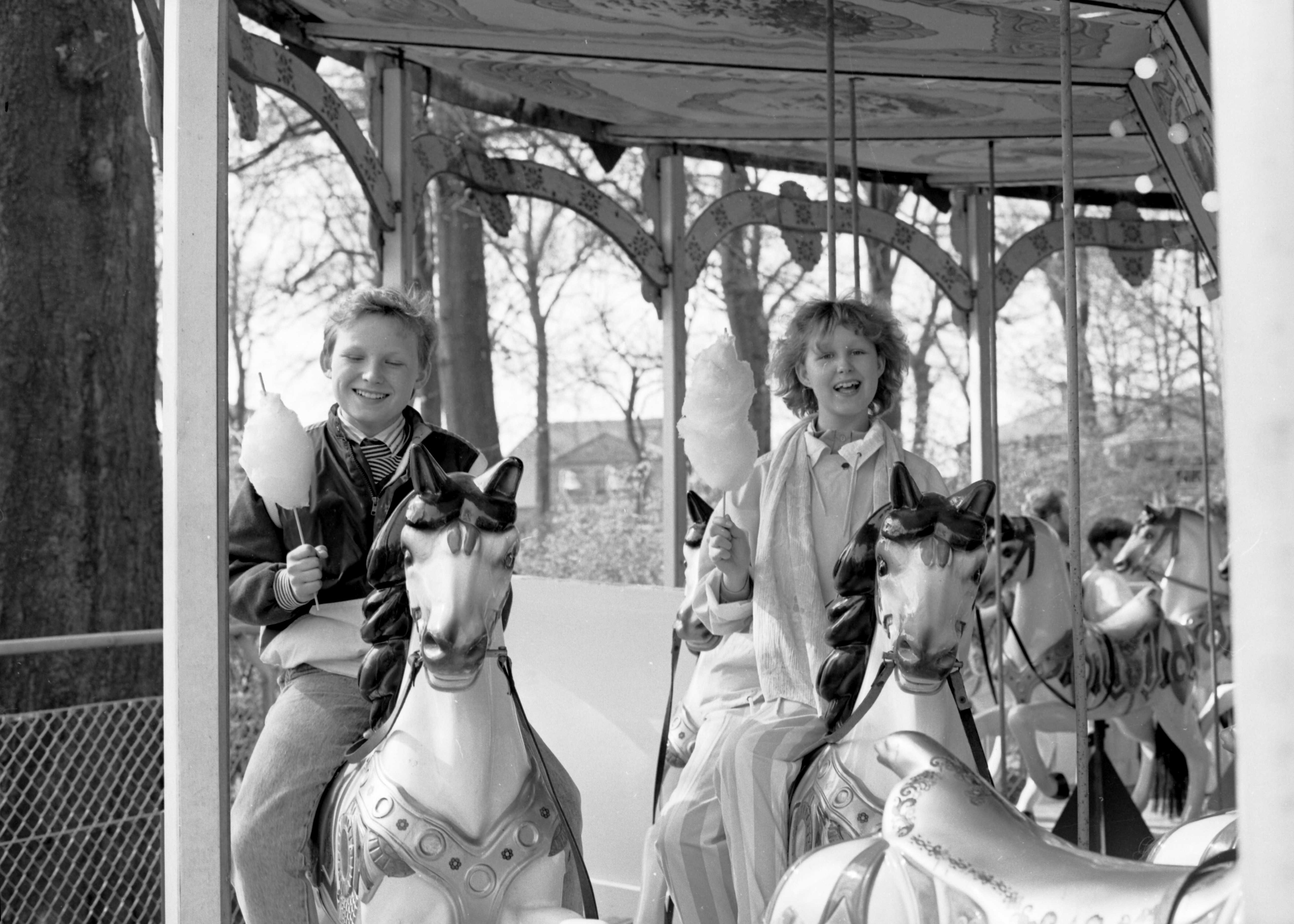 Børn på karrusel i Karolinelund