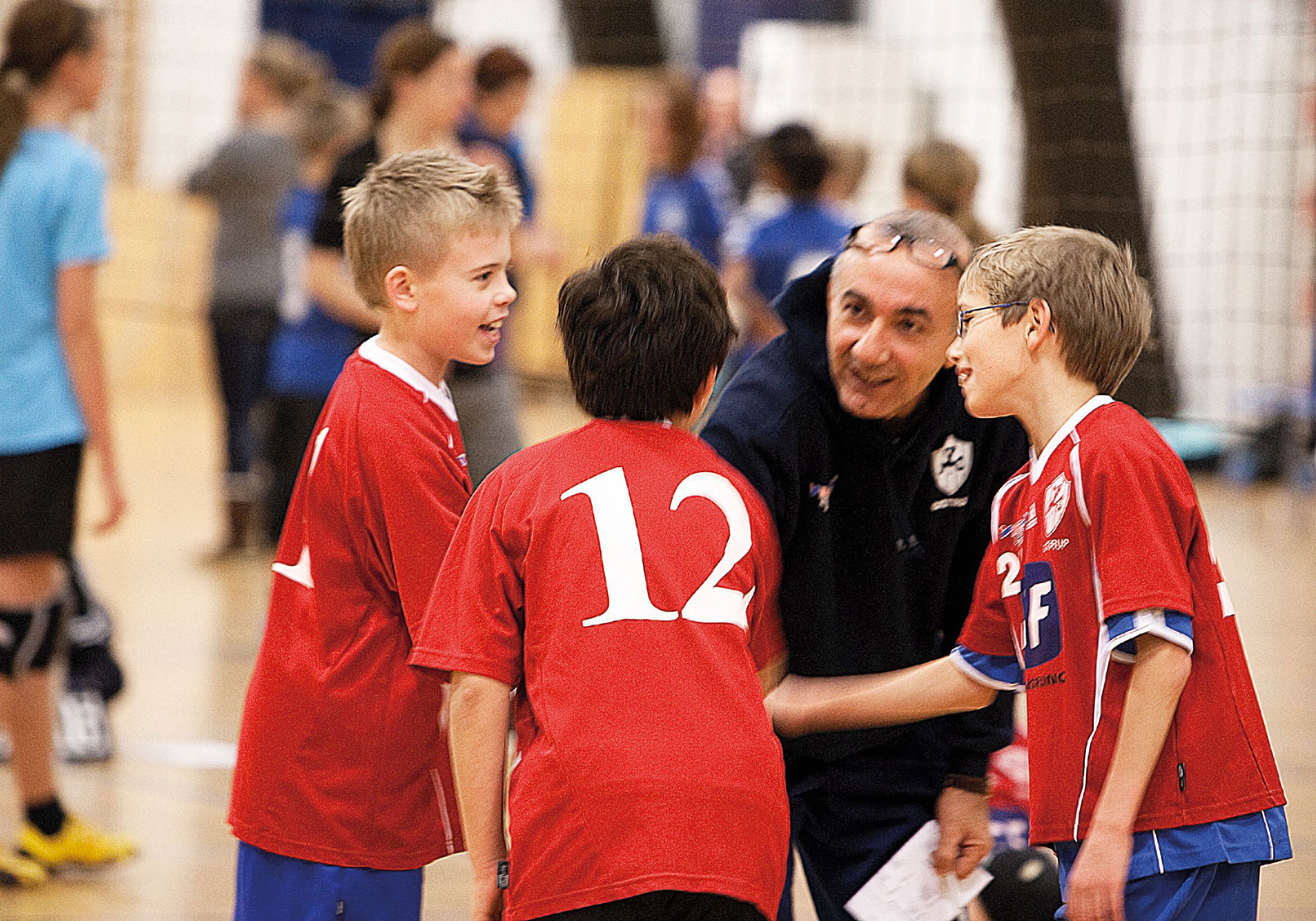 Fodboldtræner med miniputspillere